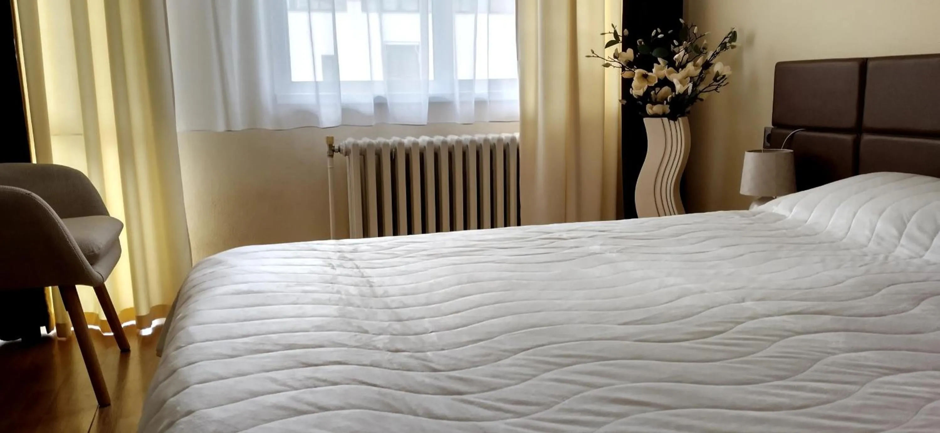 Bedroom, Bed in Victoria Family Hotel