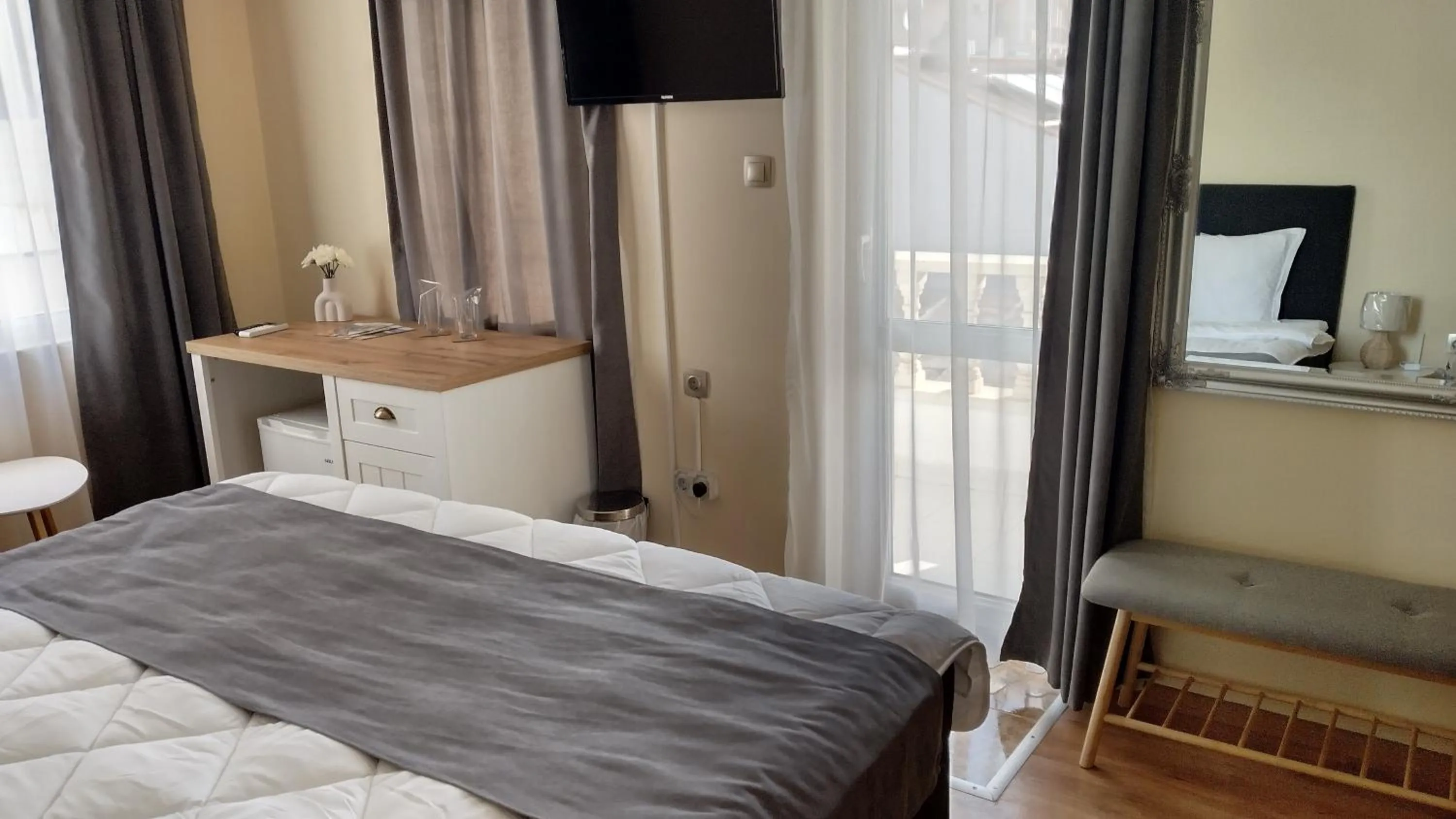 Summer, Bed in Victoria Family Hotel