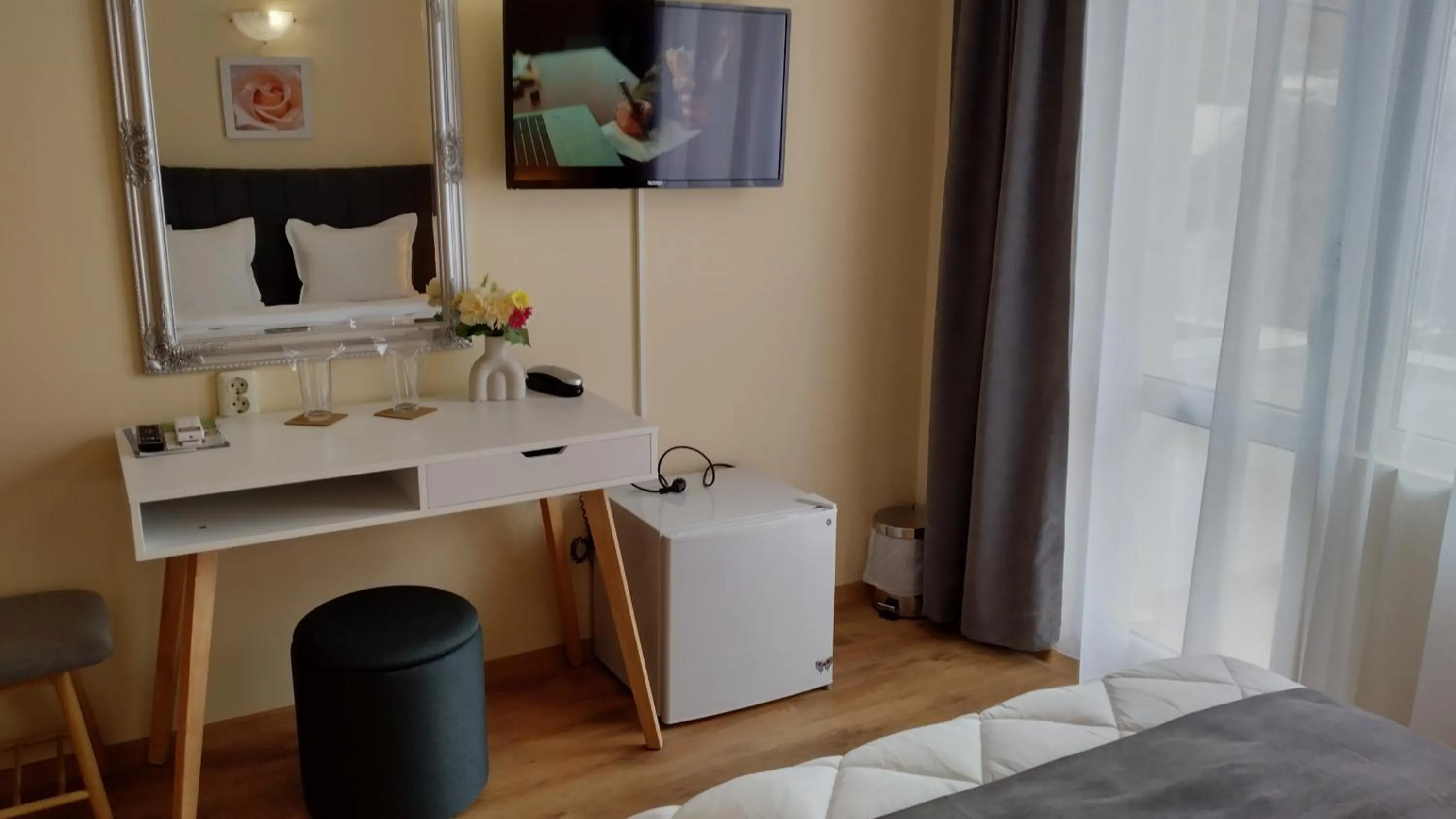 Seating area, Bed in Victoria Family Hotel