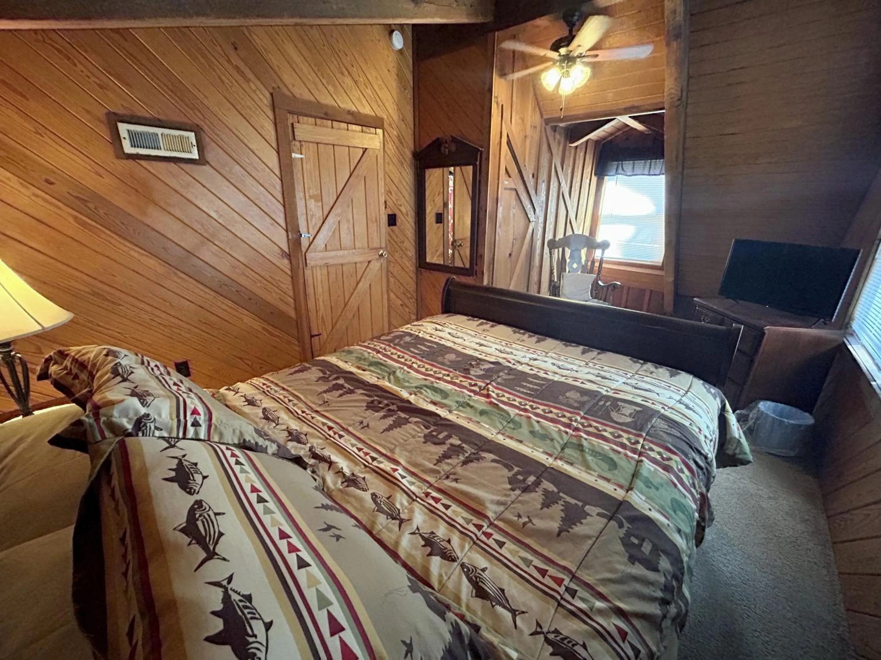 Photo of the whole room, Bed in Emerald Woods