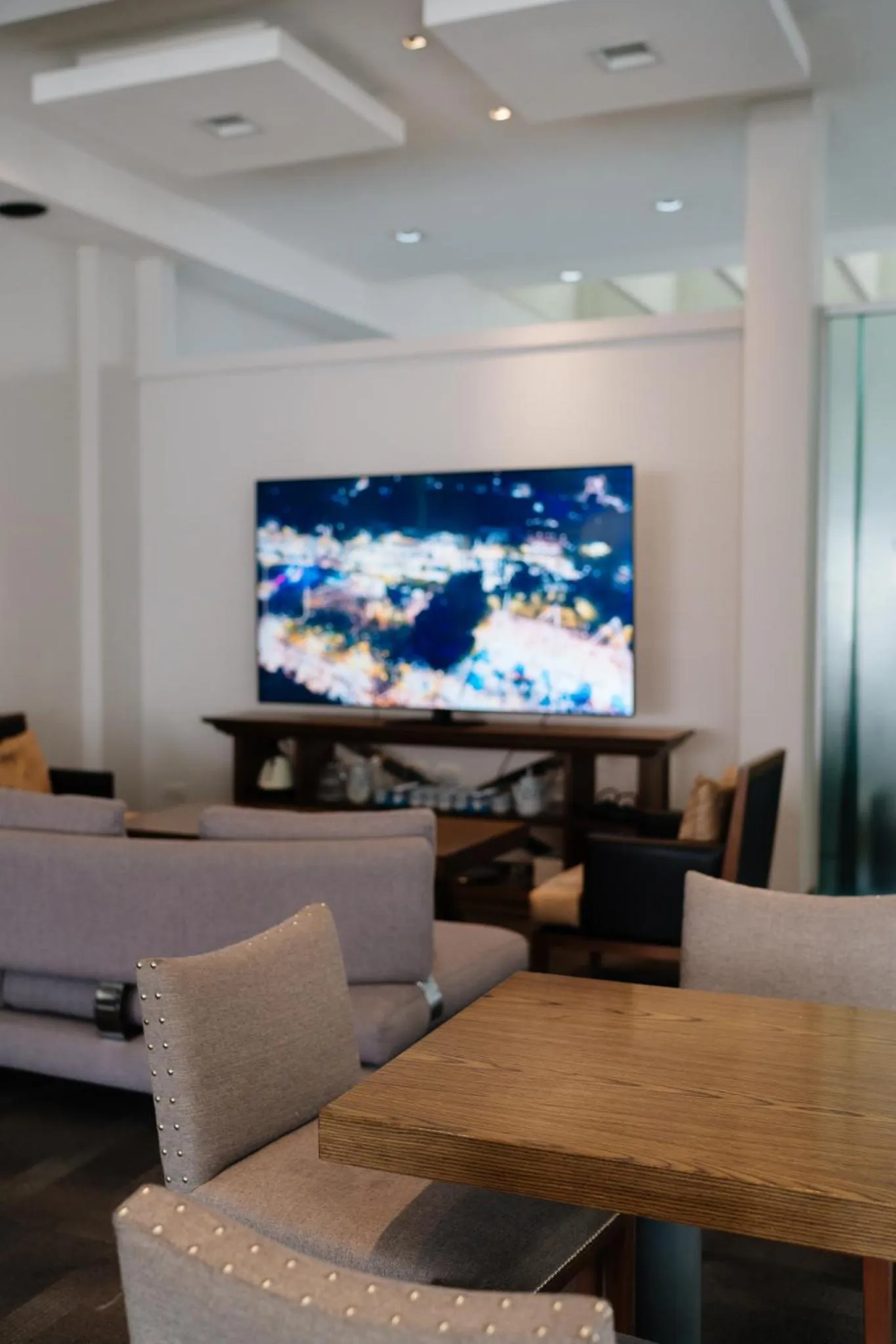 Communal lounge/ TV room in San Nicolas Plaza