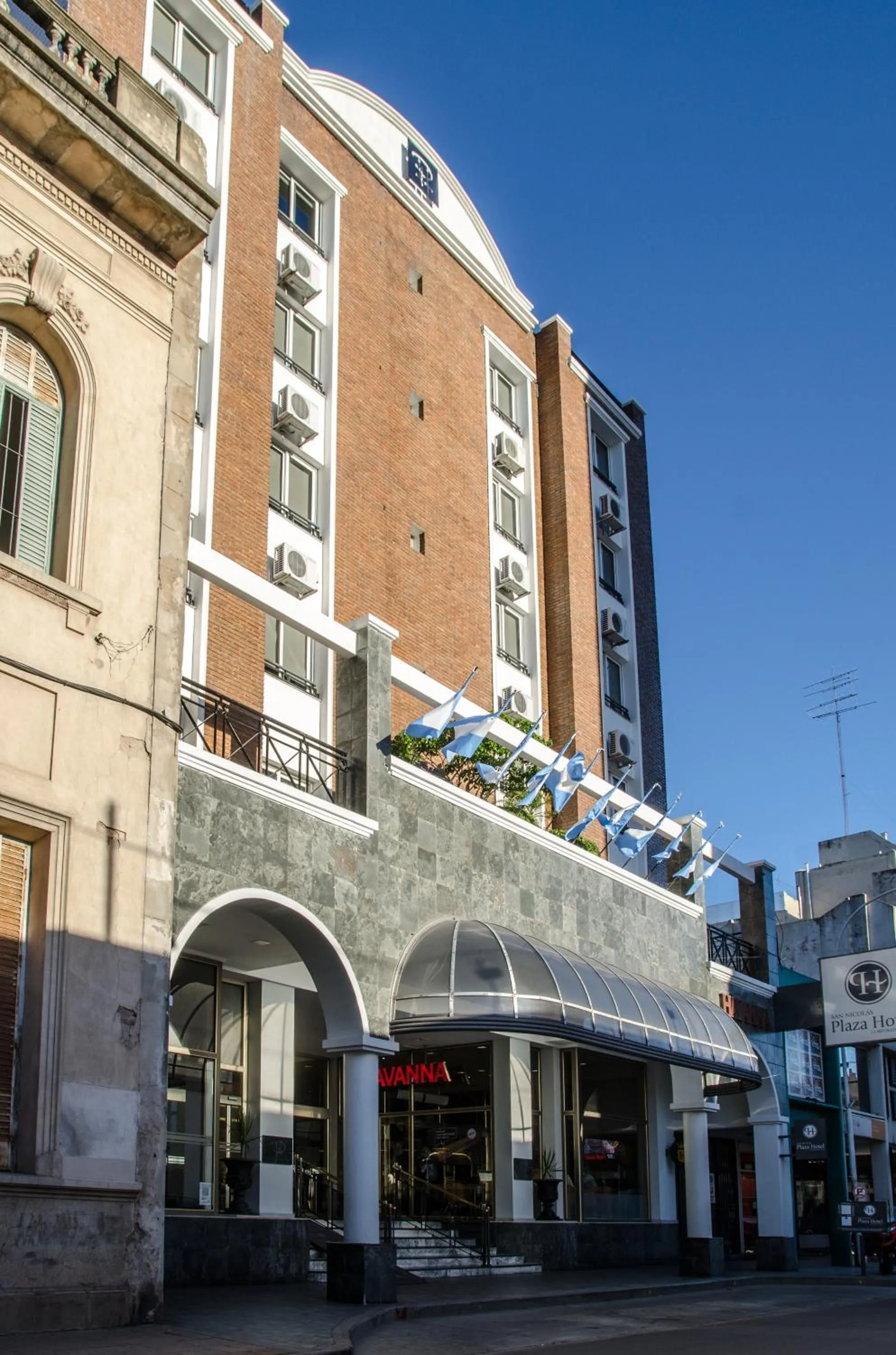 Property building in San Nicolas Plaza