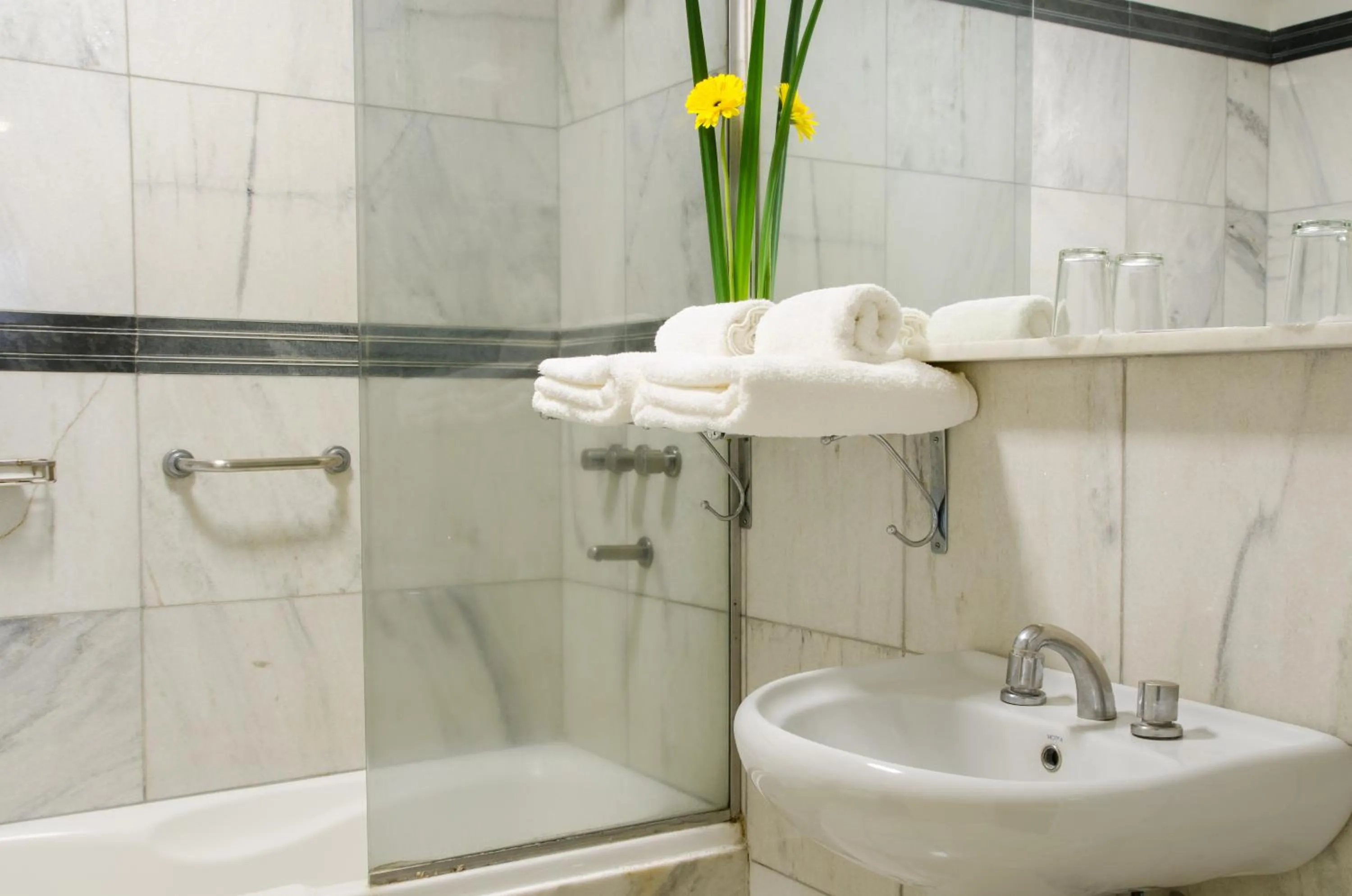 Bathroom in San Nicolas Plaza