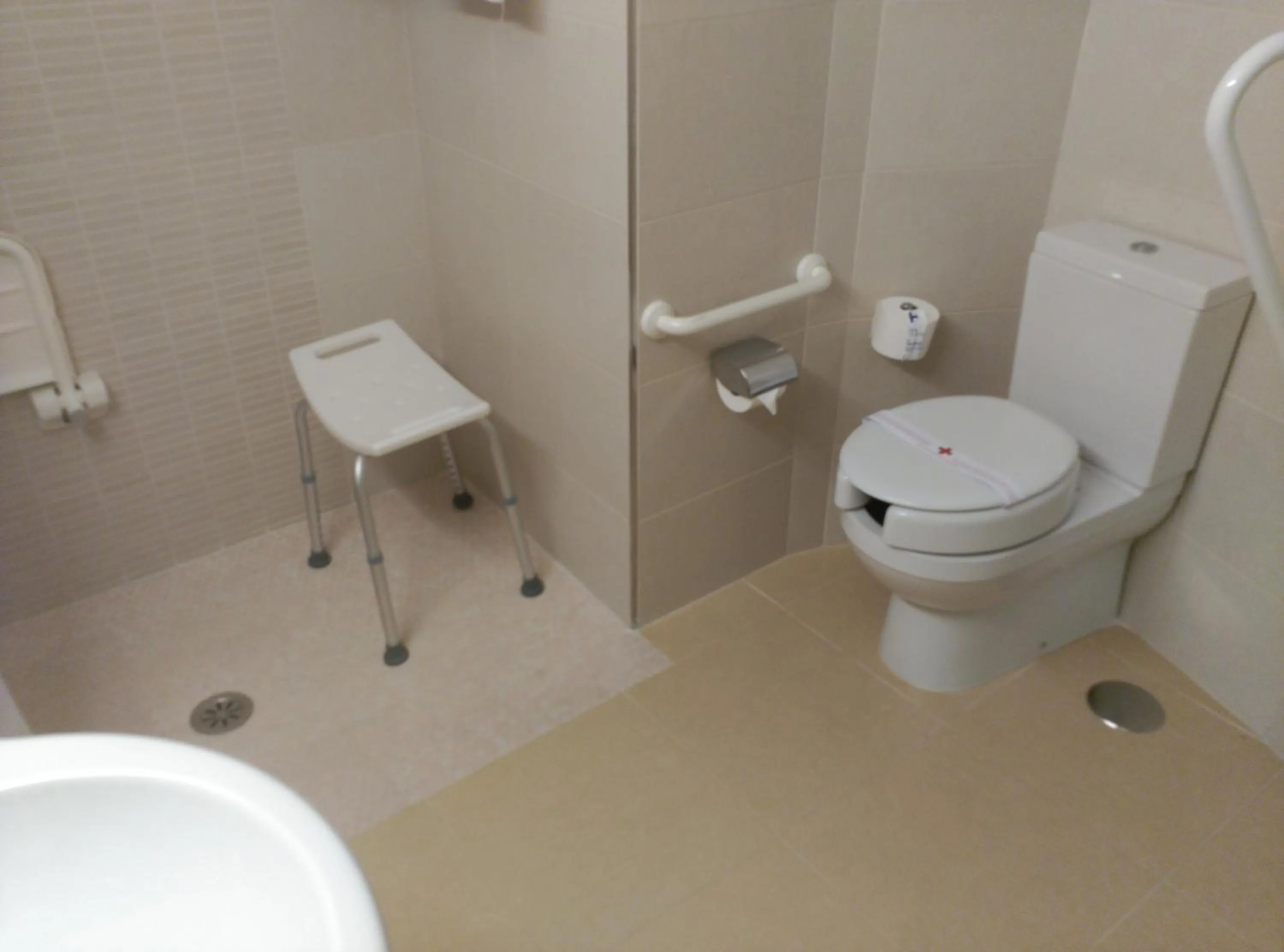 Bathroom in Riviera Beachotel - Adults Recommended