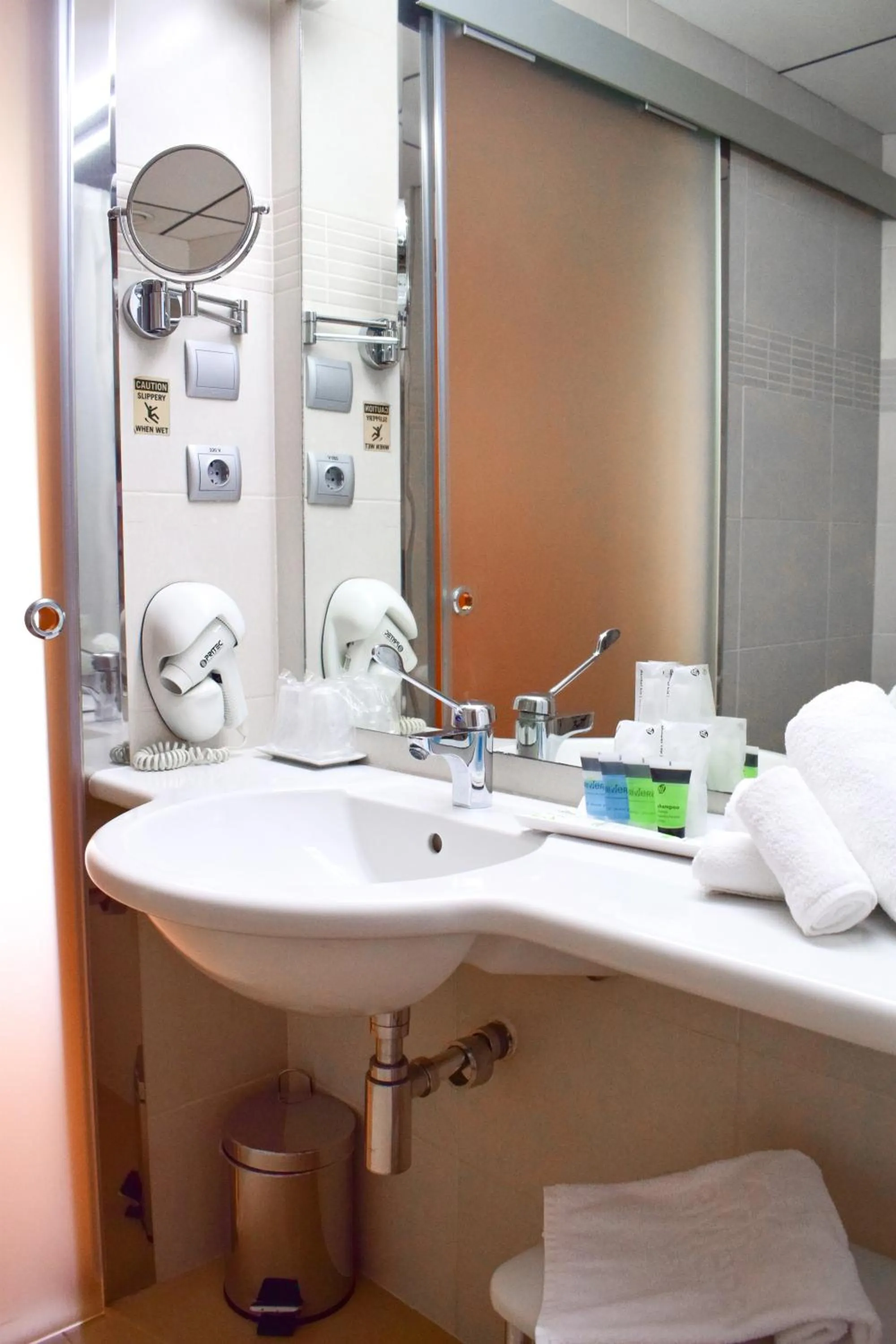 Bathroom in Riviera Beachotel - Adults Recommended