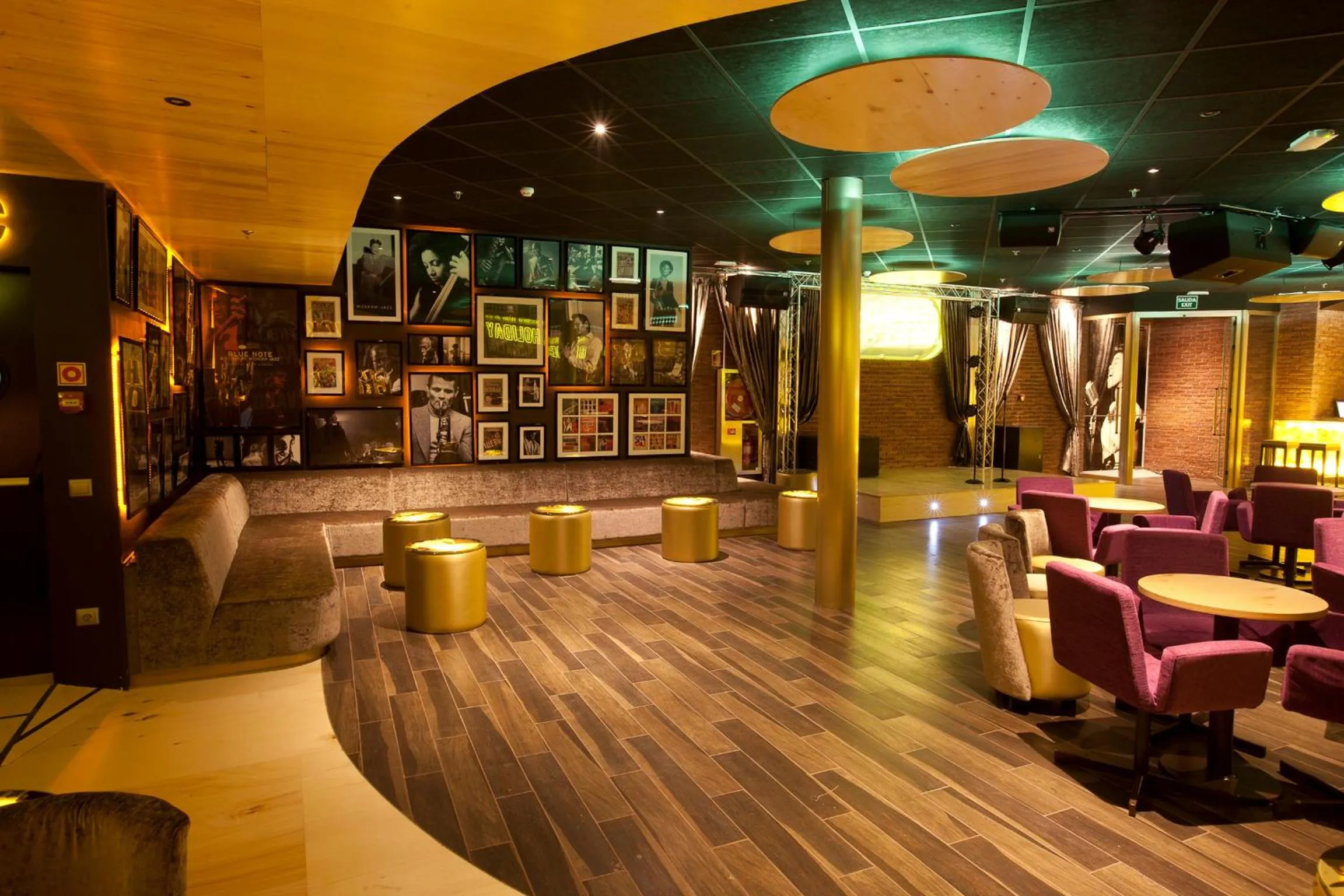 Nightclub / DJ in Riviera Beachotel - Adults Recommended