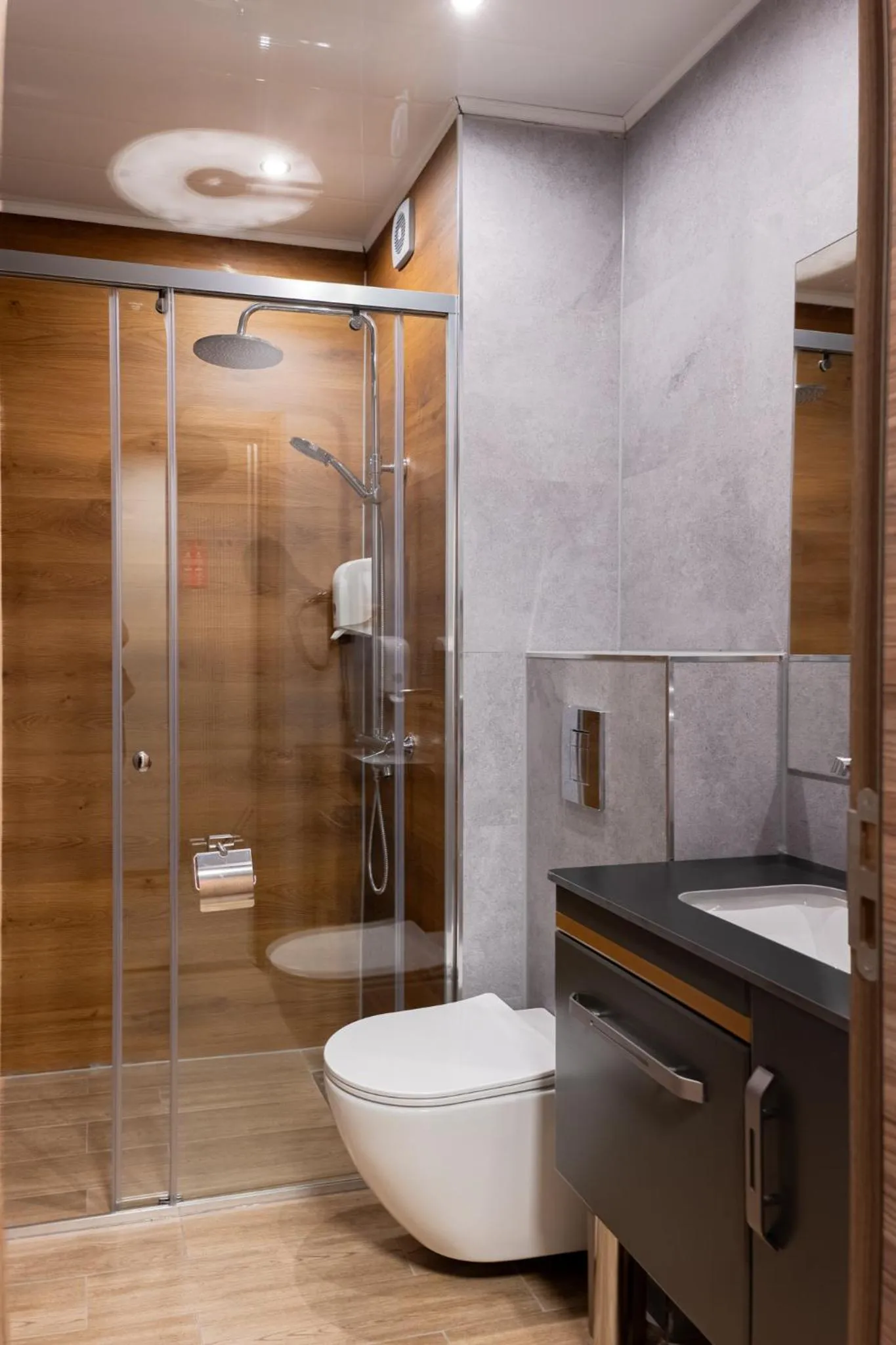 Shower in Avenue Hotel