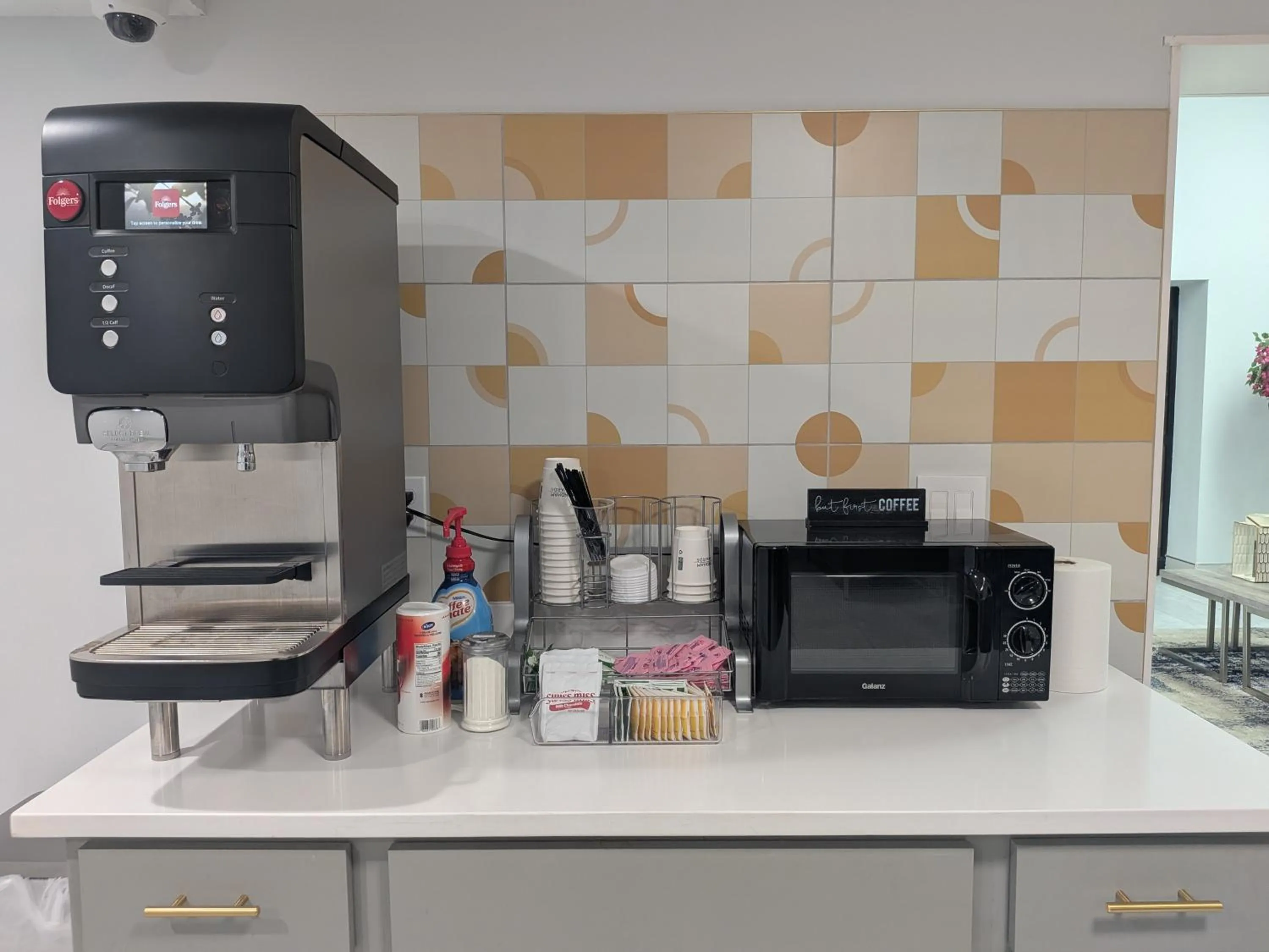 Coffee/tea facilities in Days Inn & Suites by Wyndham Bossier City - Casino Area