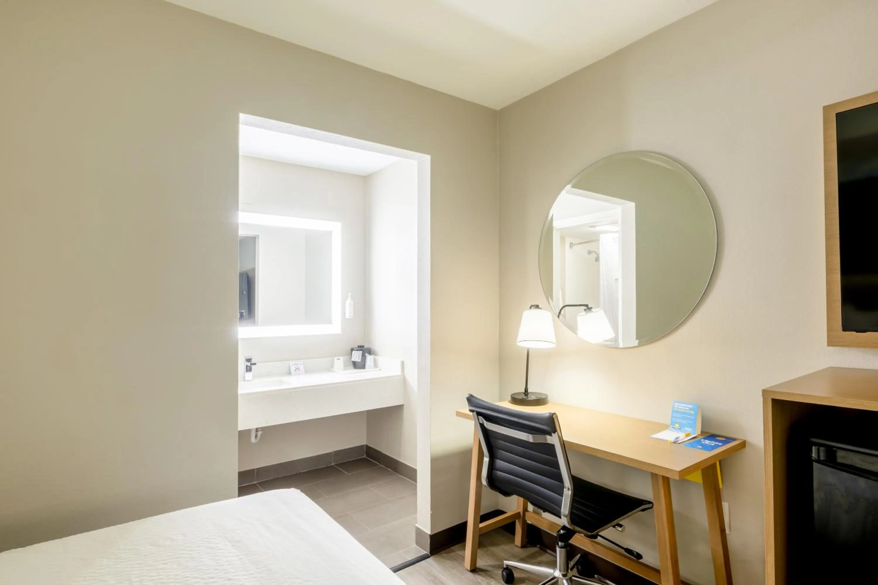 Seating area, Bed in Days Inn & Suites by Wyndham Bossier City - Casino Area