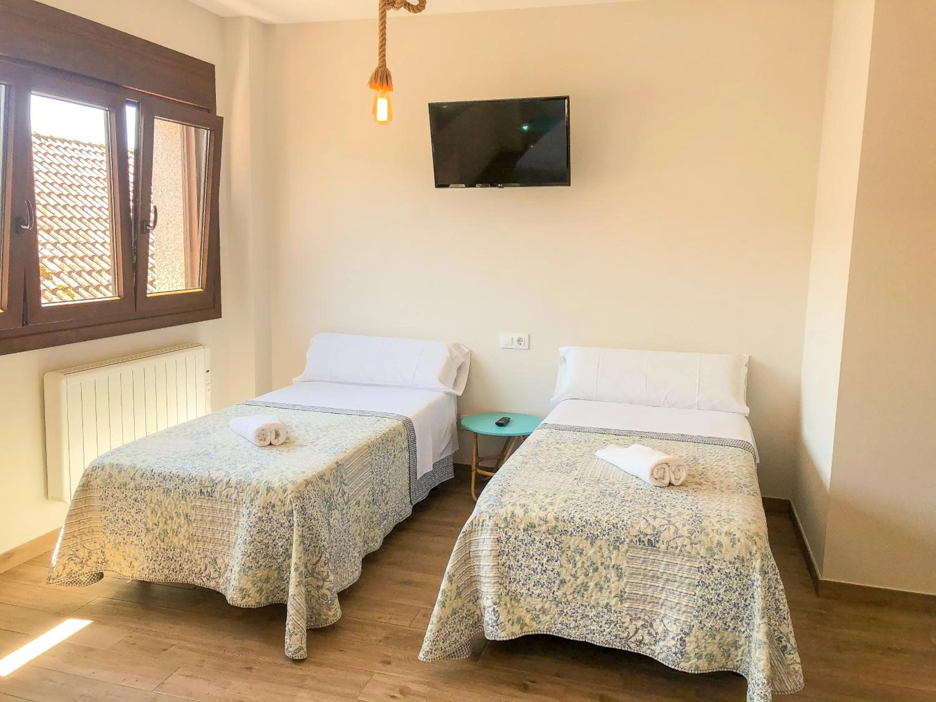 Communal lounge/ TV room, Bed in Villa Galicia