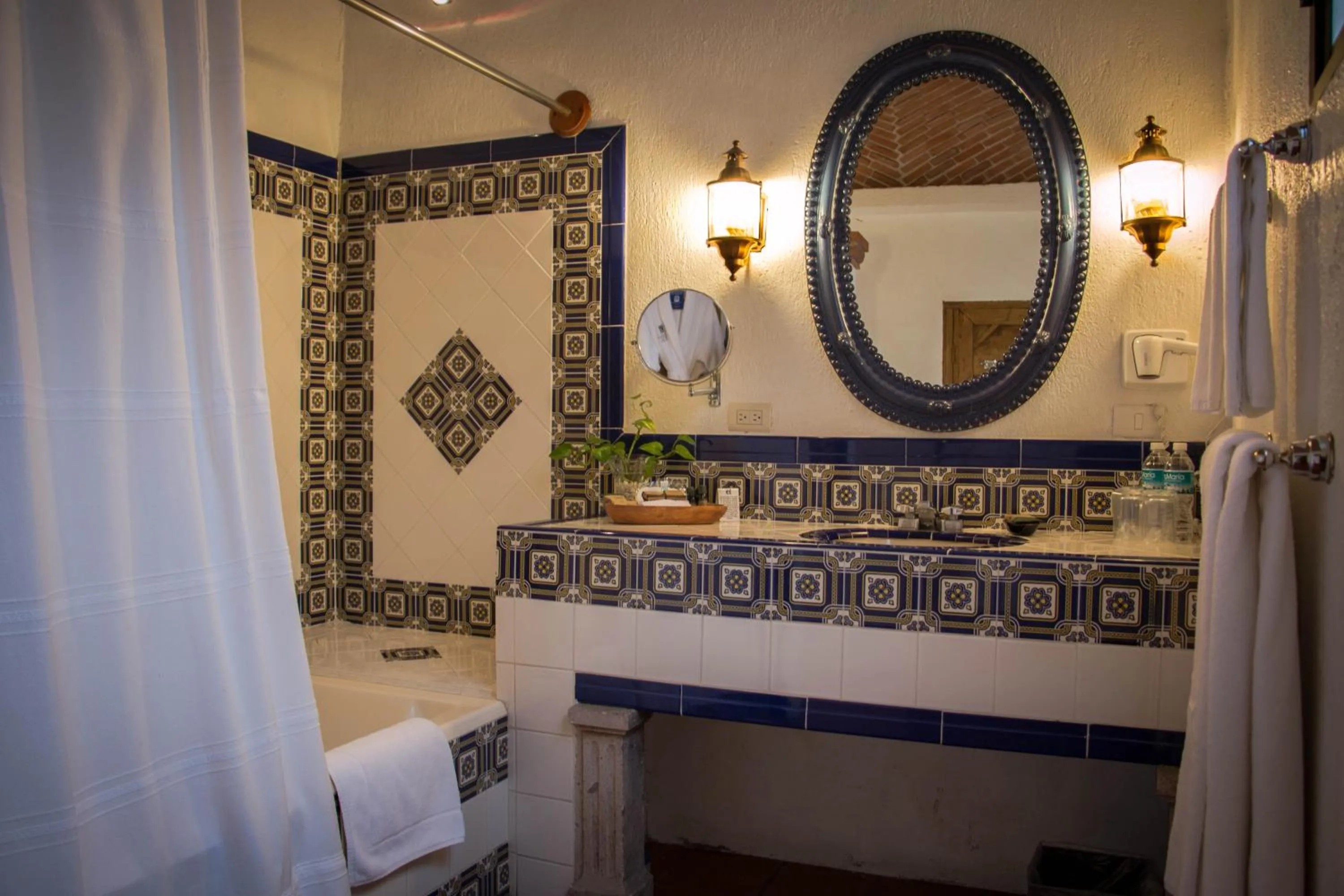 Bathroom, Bed in Villa Montaña Hotel & Spa