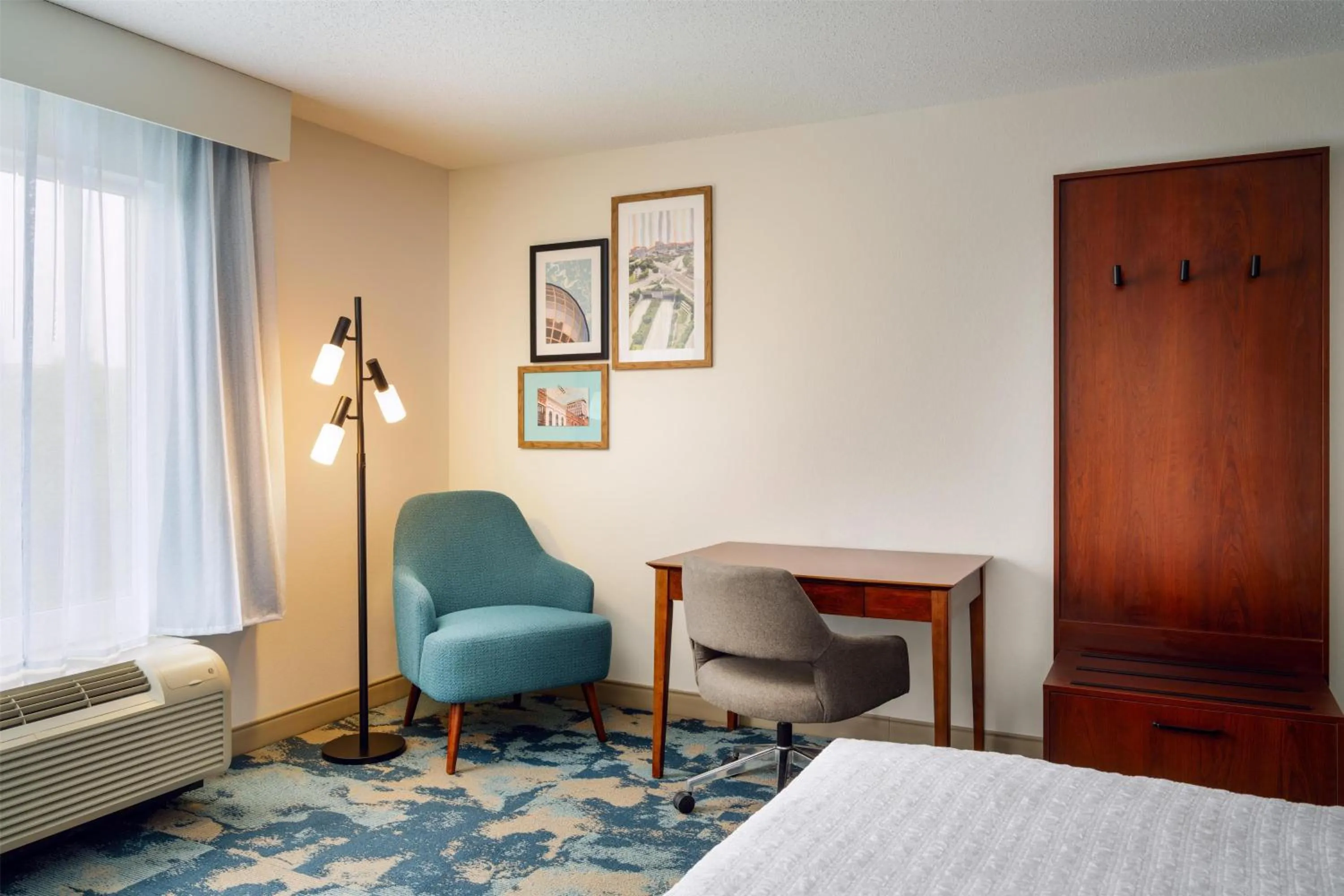 Bed in Hampton Inn & Suites Knoxville-Turkey Creek Farragut