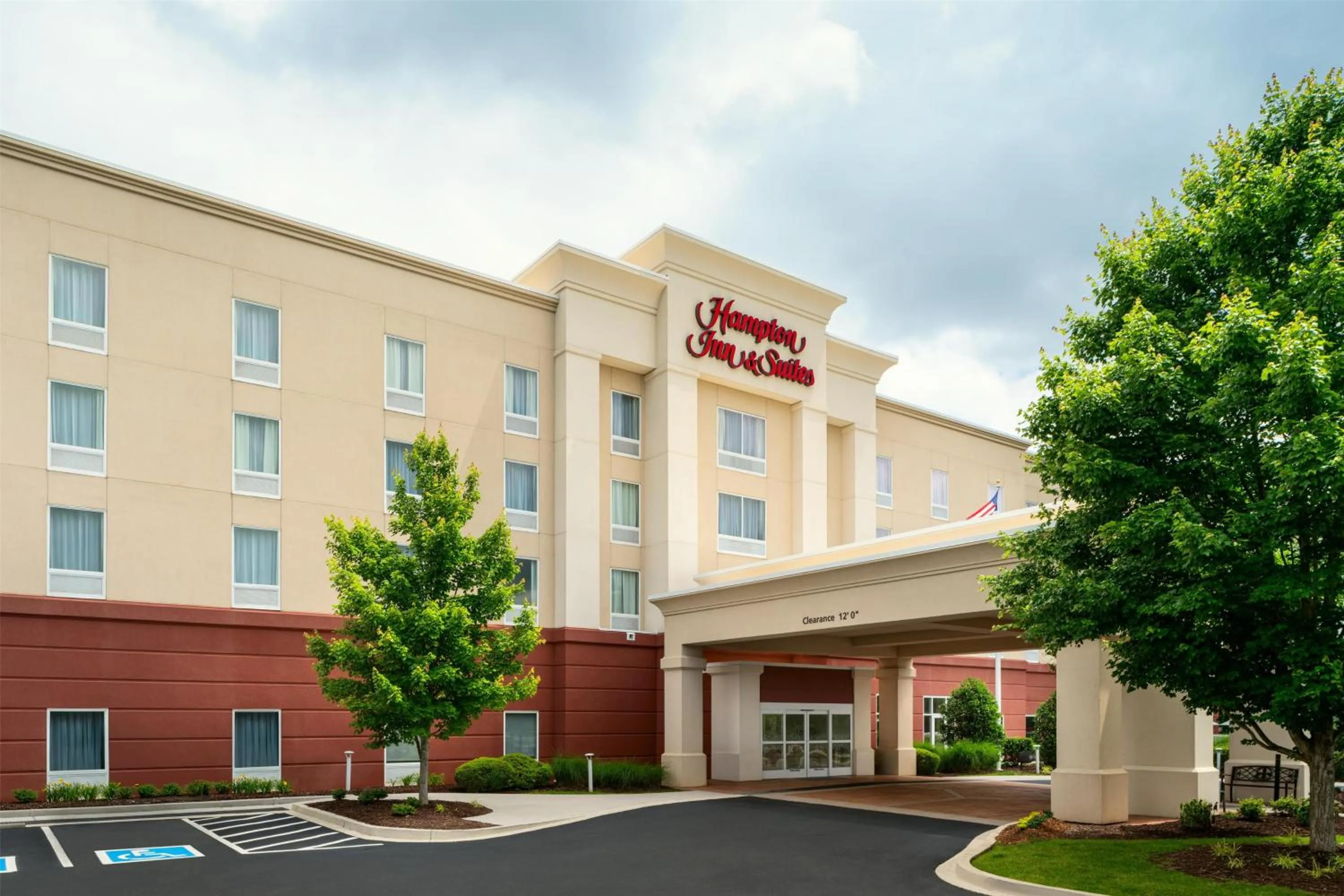 Property building in Hampton Inn & Suites Knoxville-Turkey Creek Farragut