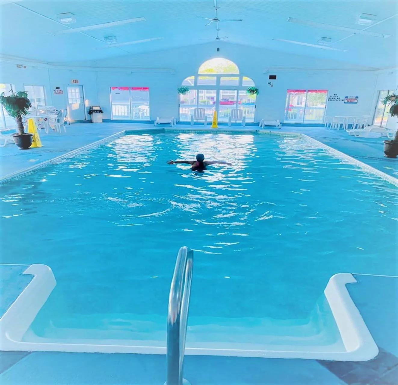 Swimming pool in Exit 5 Resort & Condominium