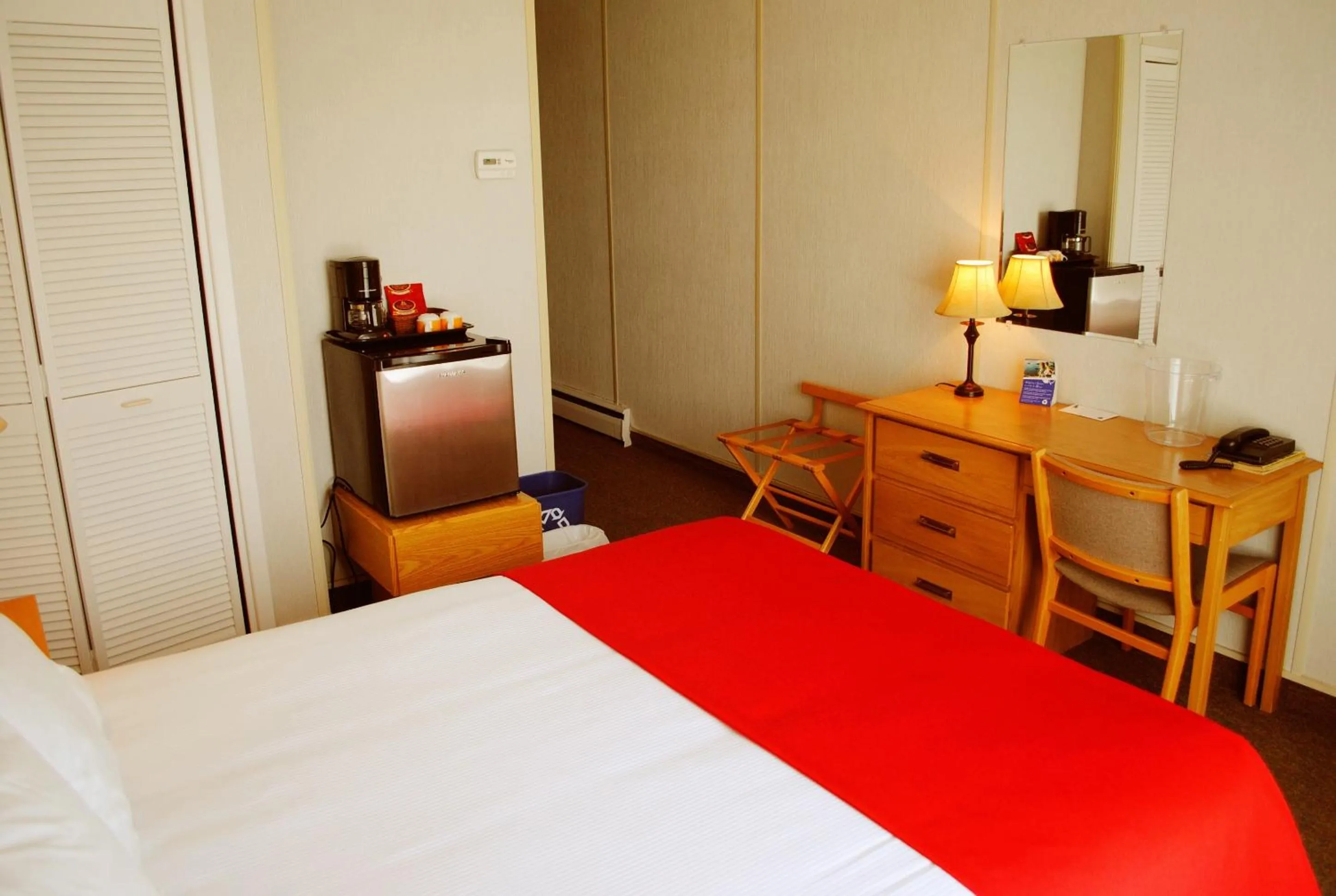 Photo of the whole room, Bed in Motel Cartier