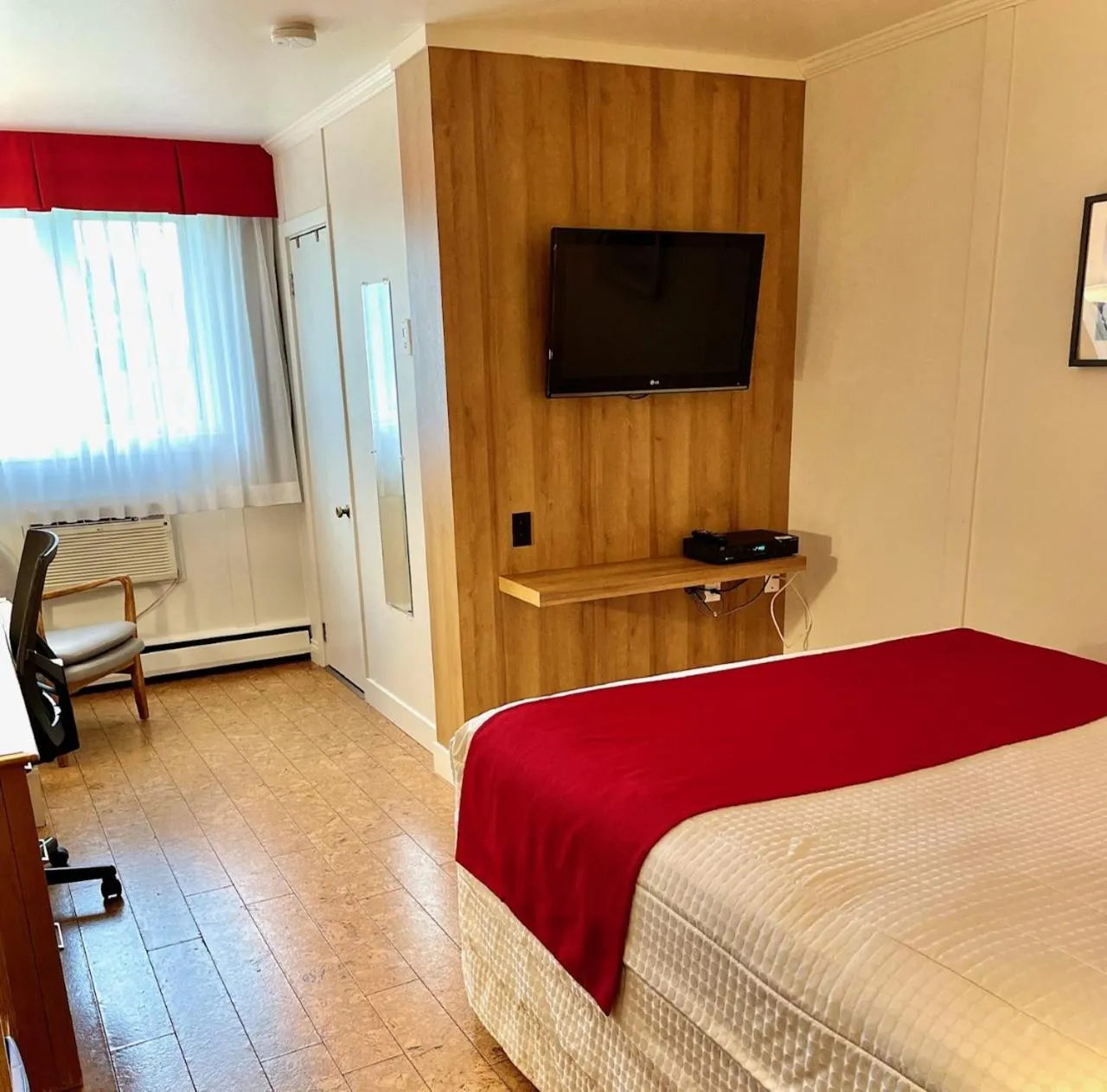 Bed in Motel Cartier