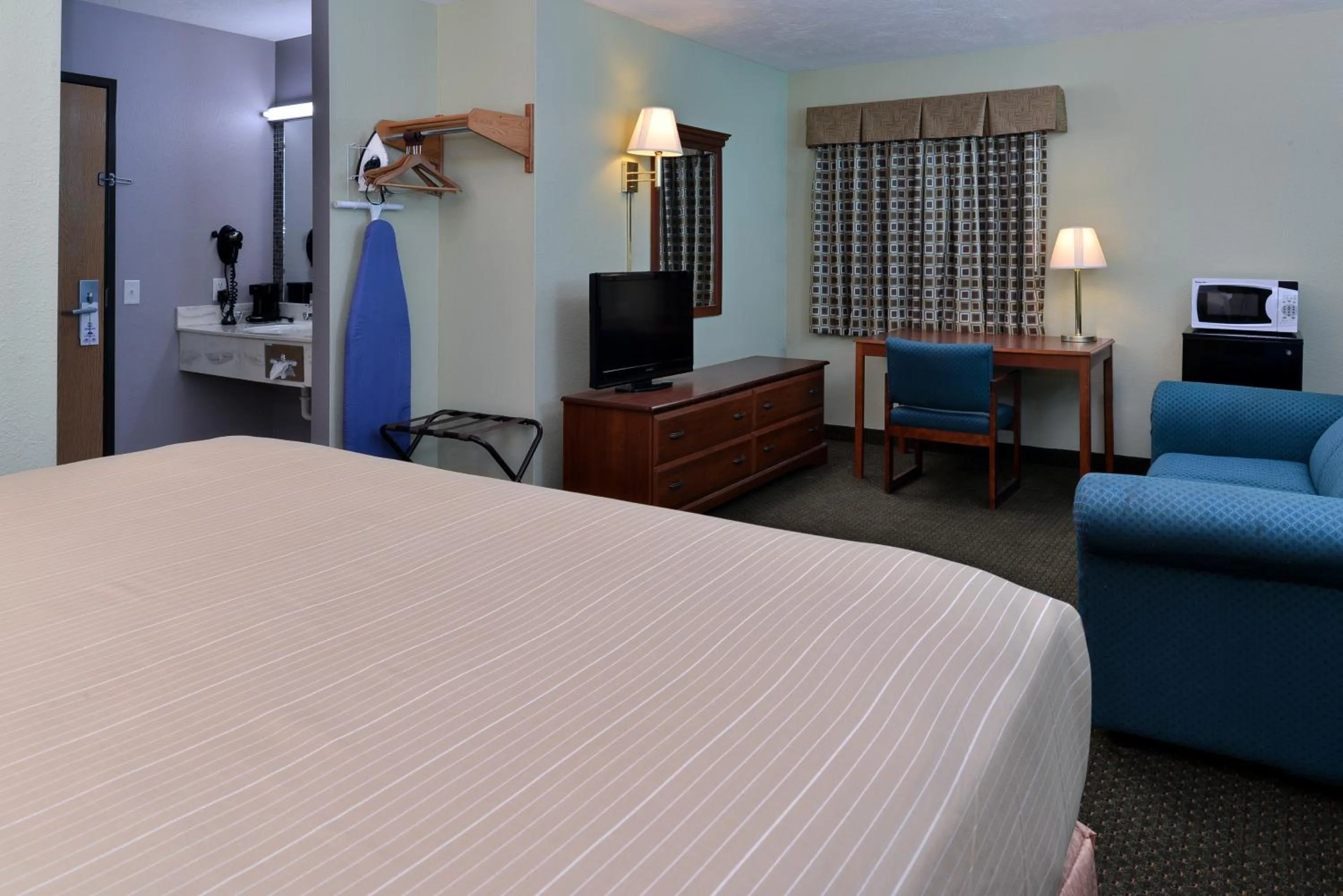 Decorative detail, Bed in Americas Best Value Inn - Seymour