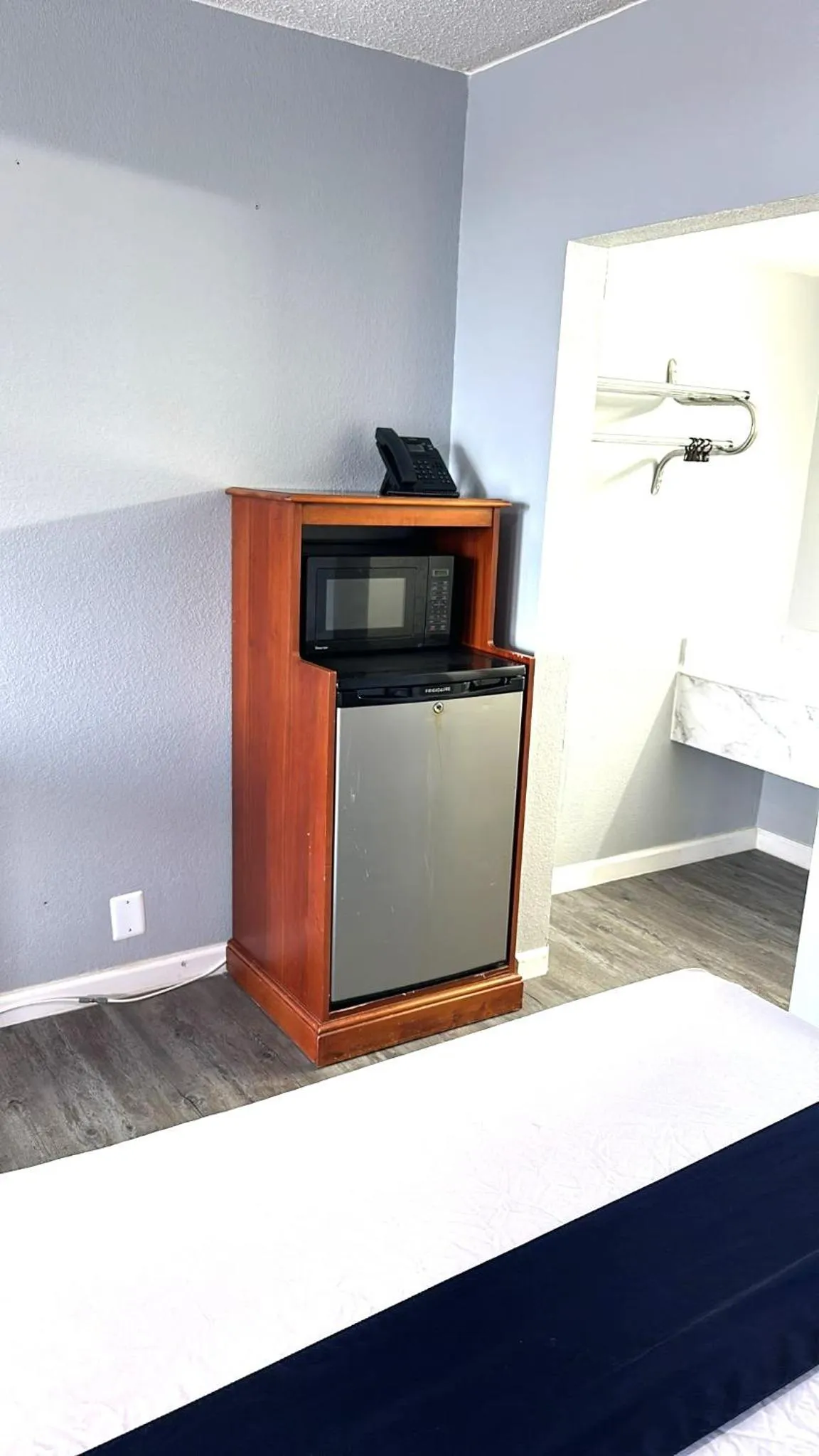 microwave in Travelodge by Wyndham Salisbury MD