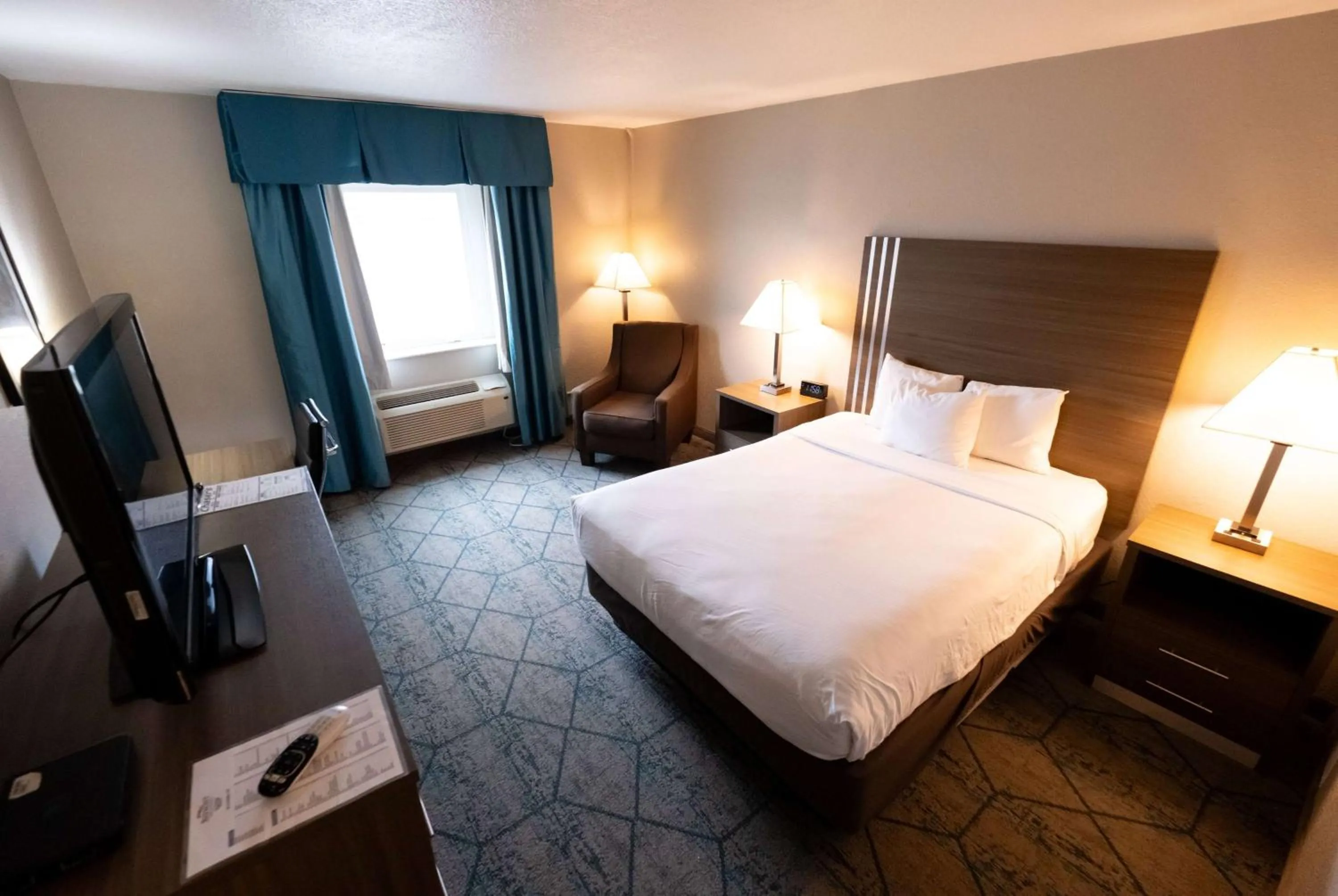 Photo of the whole room, Bed in Baymont by Wyndham Effingham