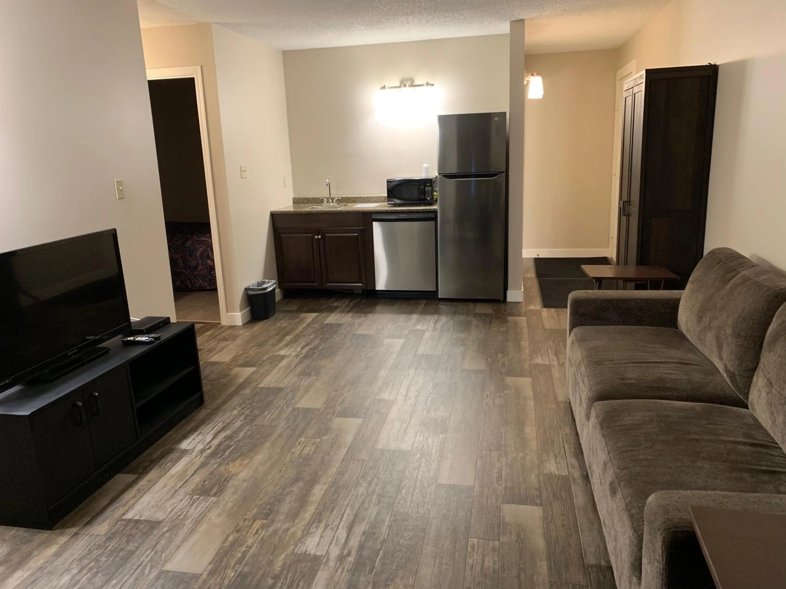 Kitchen or kitchenette in Airways Motel