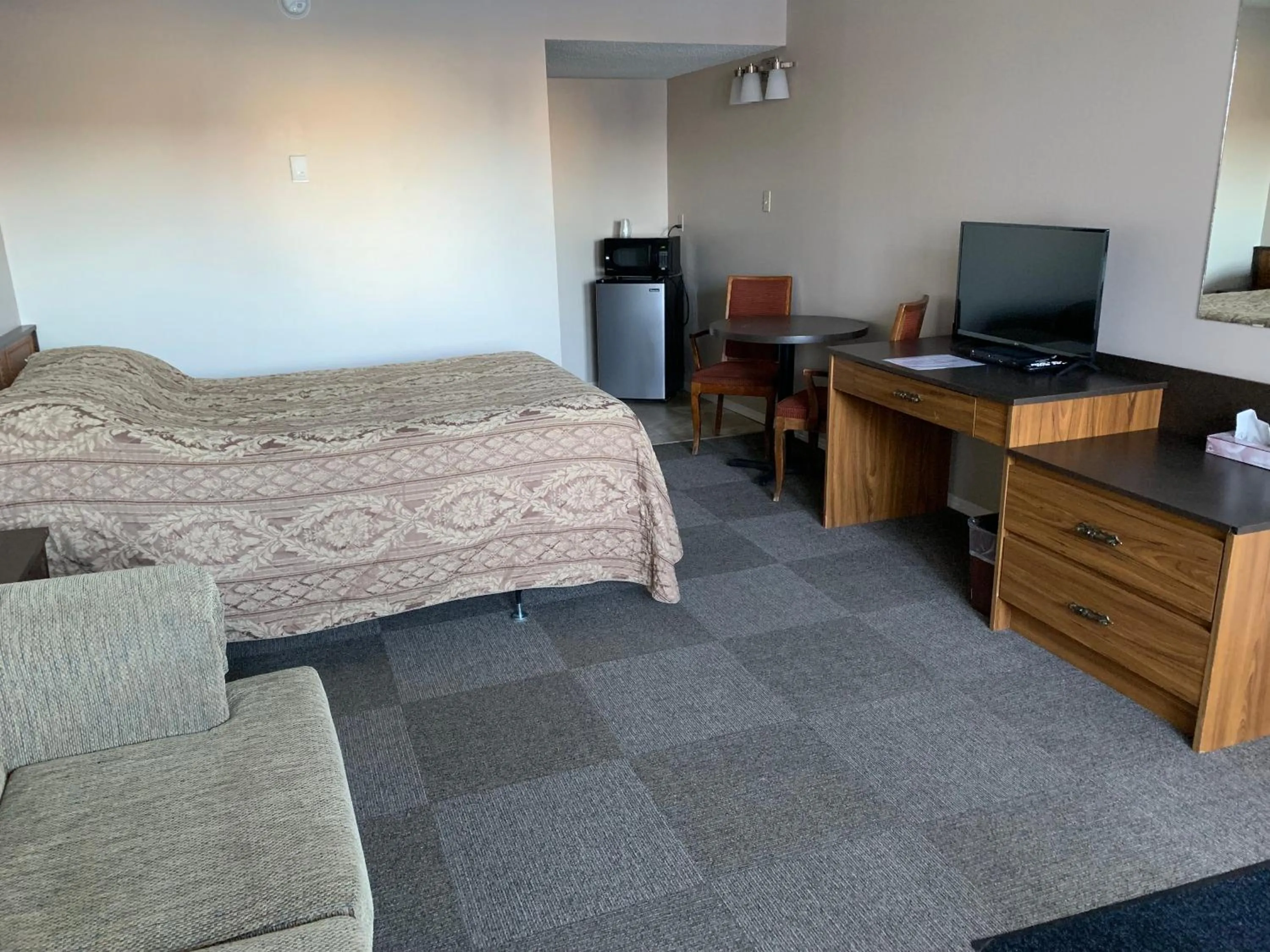 Photo of the whole room, Bed in Airways Motel