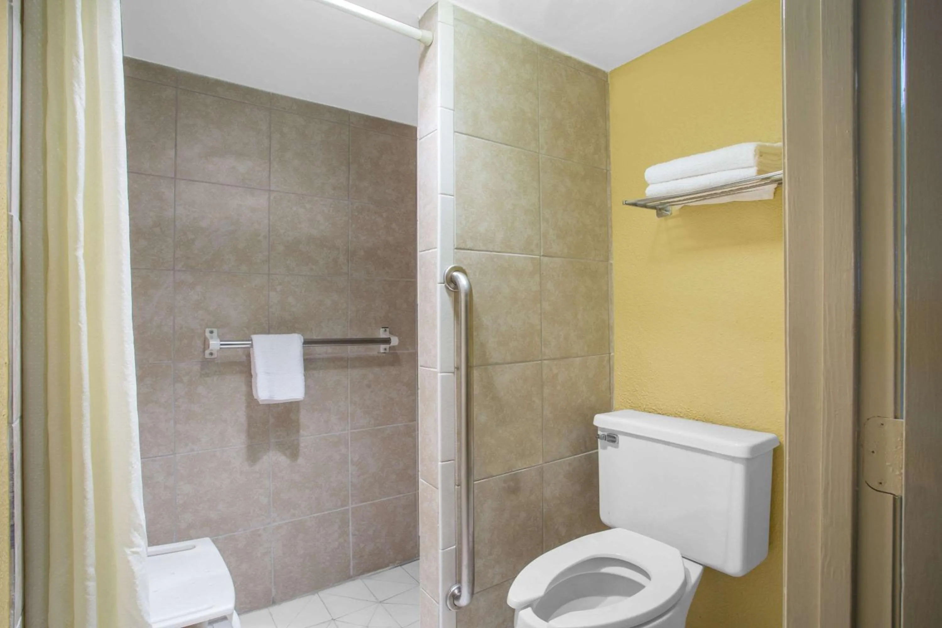 Shower in Super 8 by Wyndham Dunn