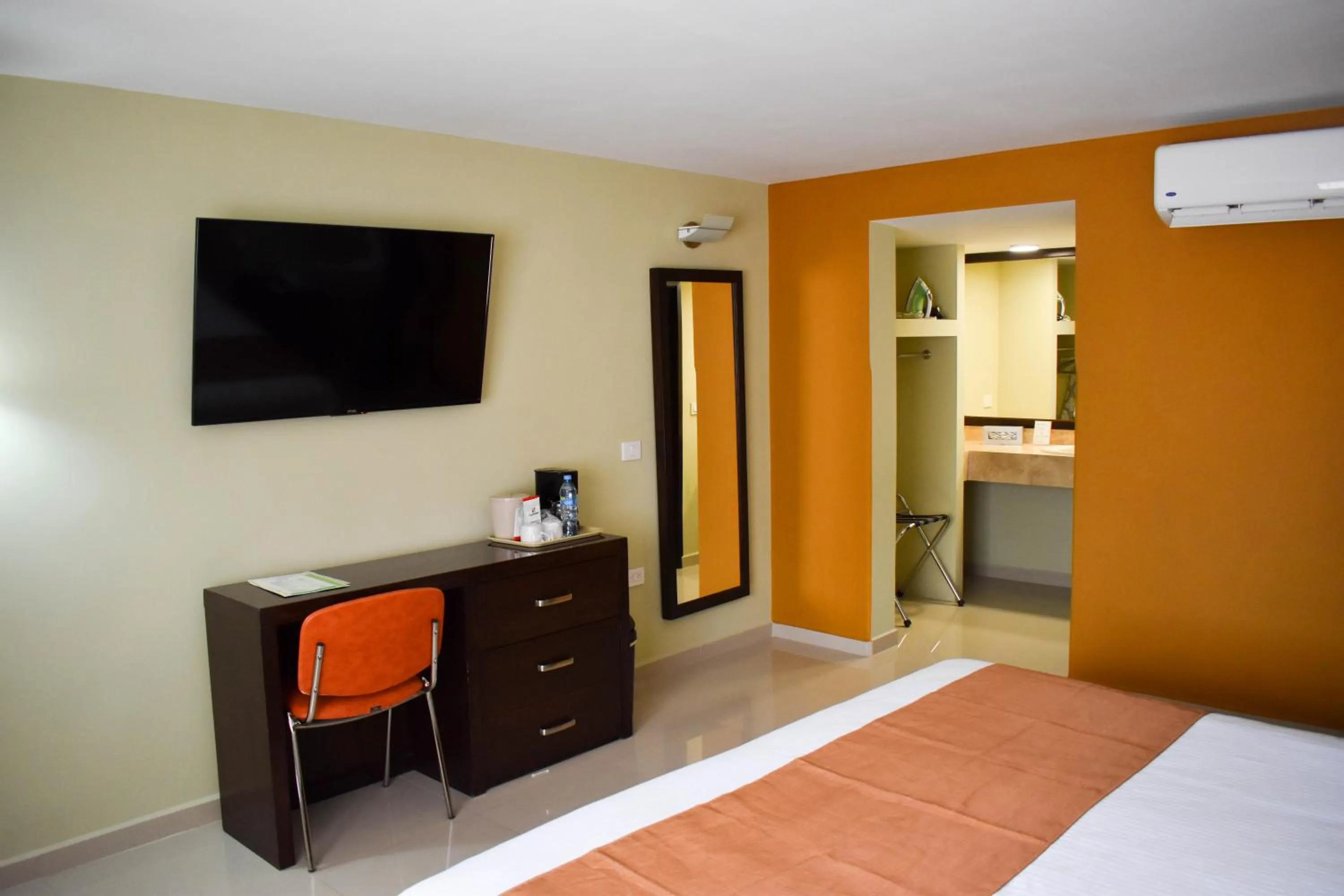 hair dresser, Bed in El Camino Hotel & Suites