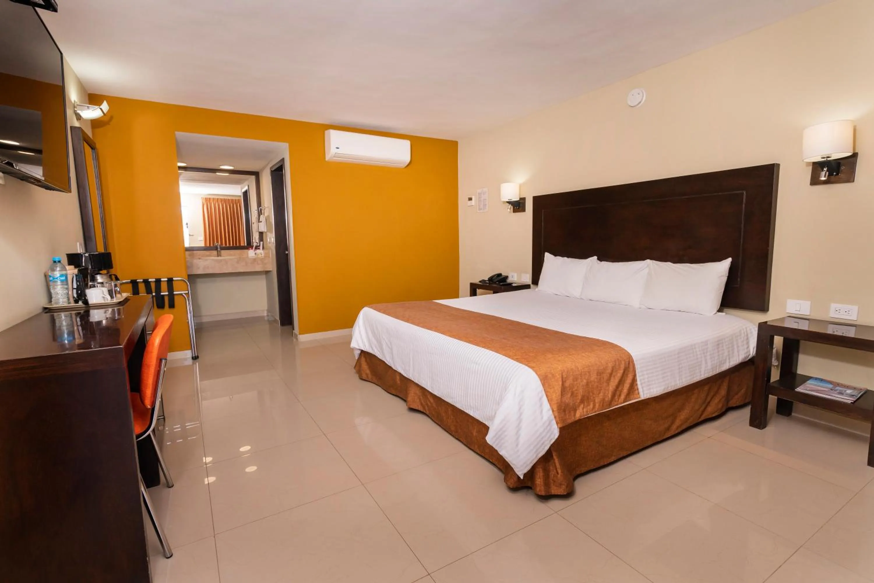 hair dresser, Bed in El Camino Hotel & Suites