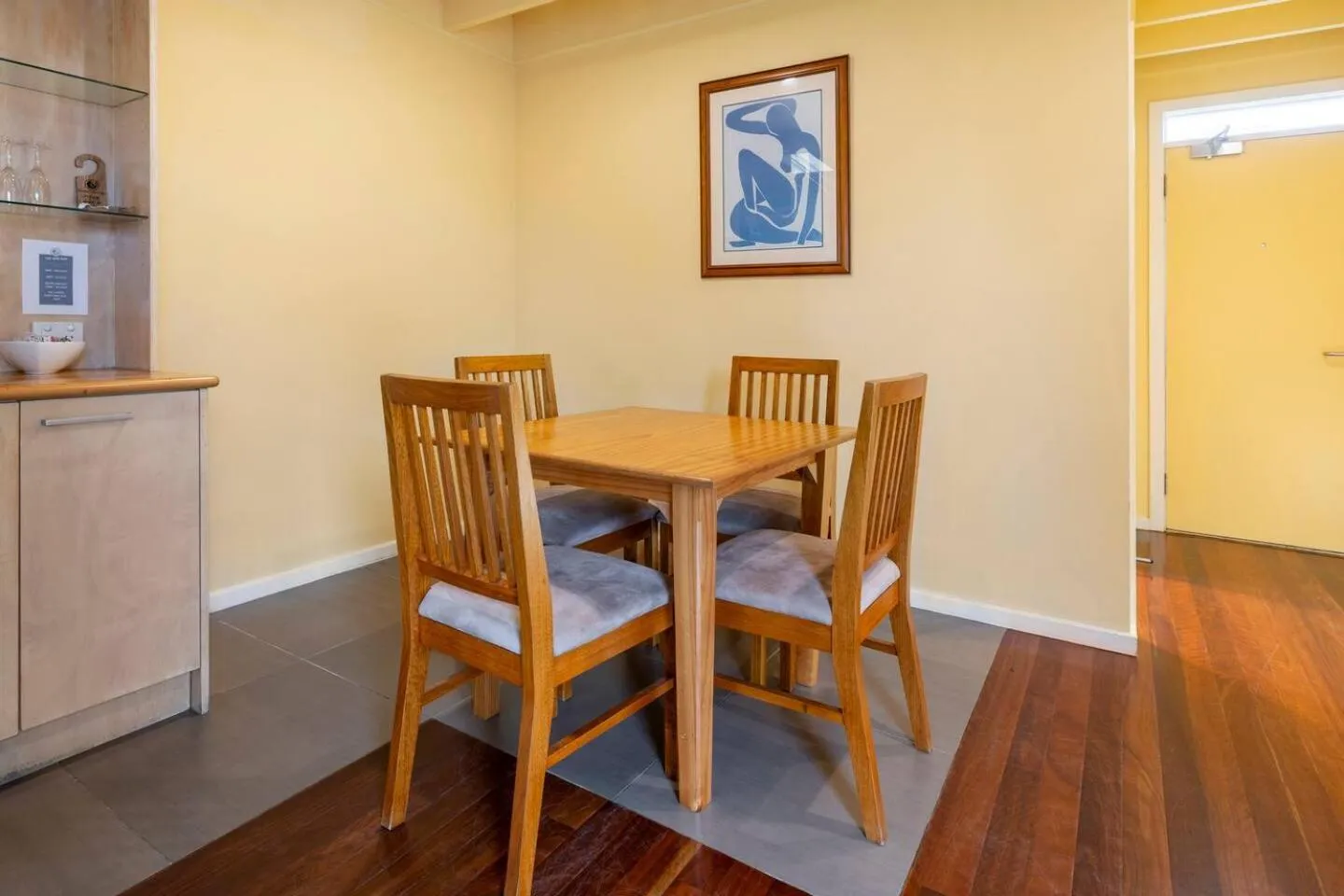 Dining area in Captain's at the Bay