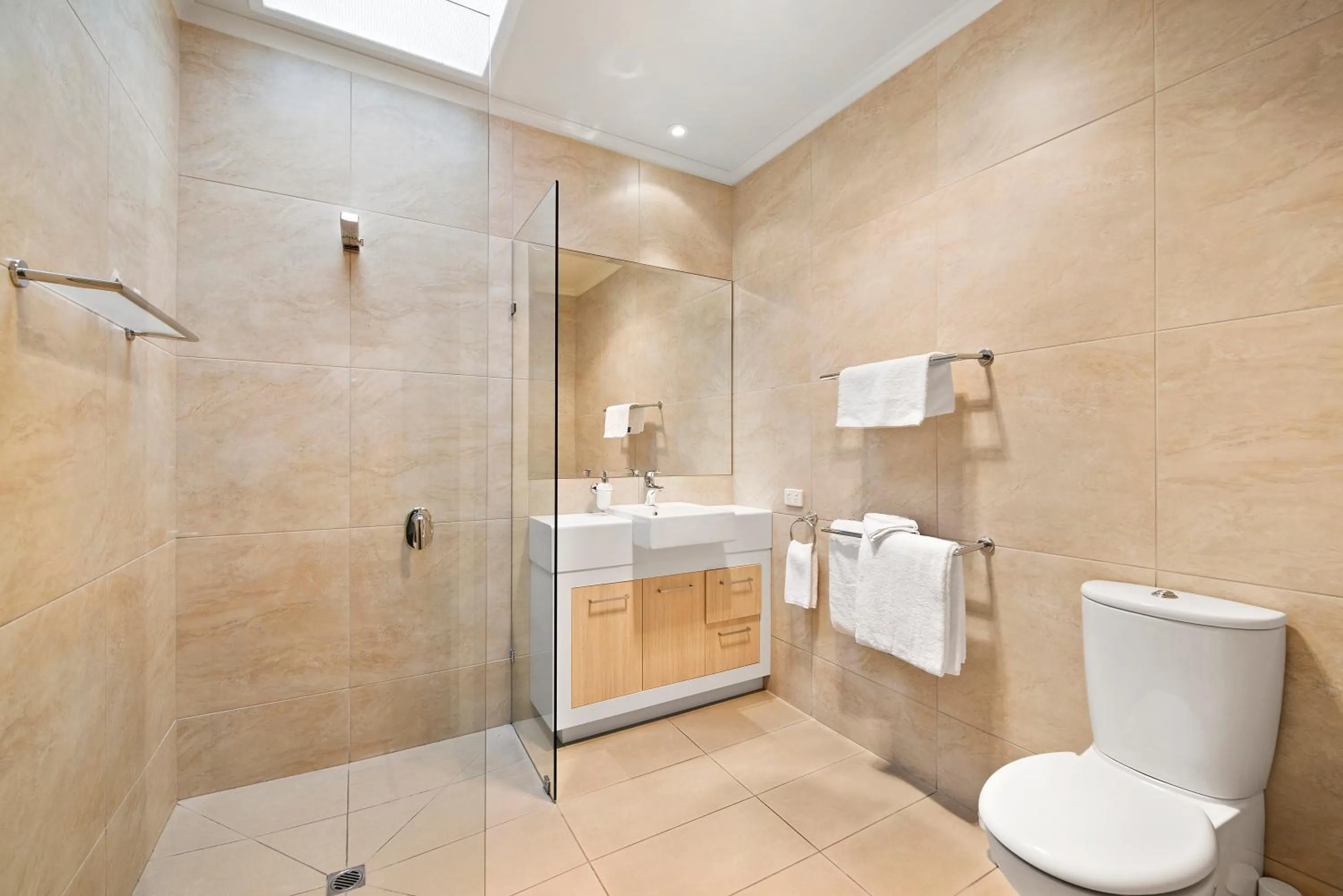 Shower in Captain's at the Bay