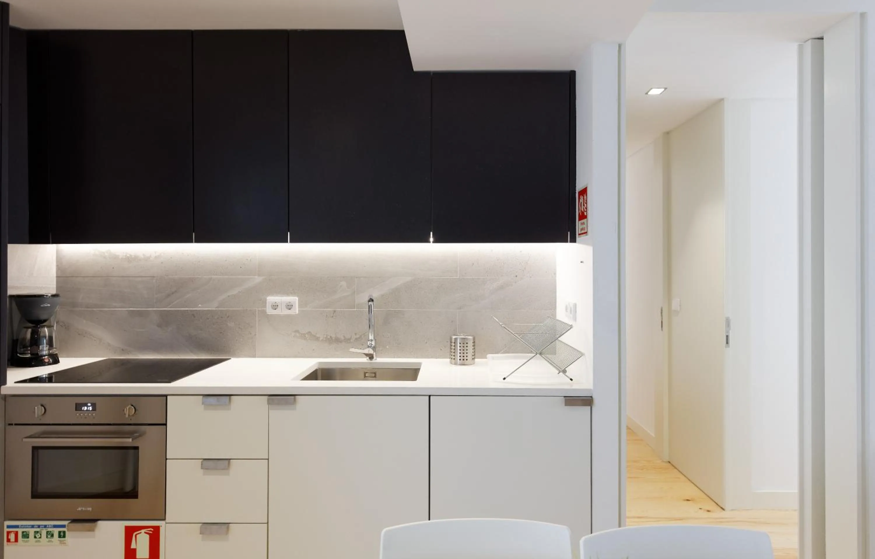 Kitchen or kitchenette in City Stays Alegria Apartments