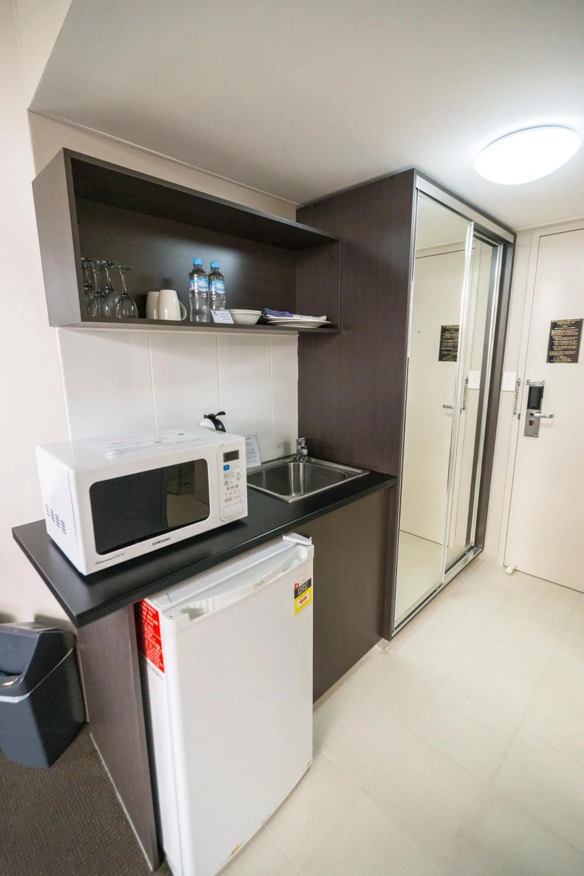 Kitchen or kitchenette in The Galaxy Motel