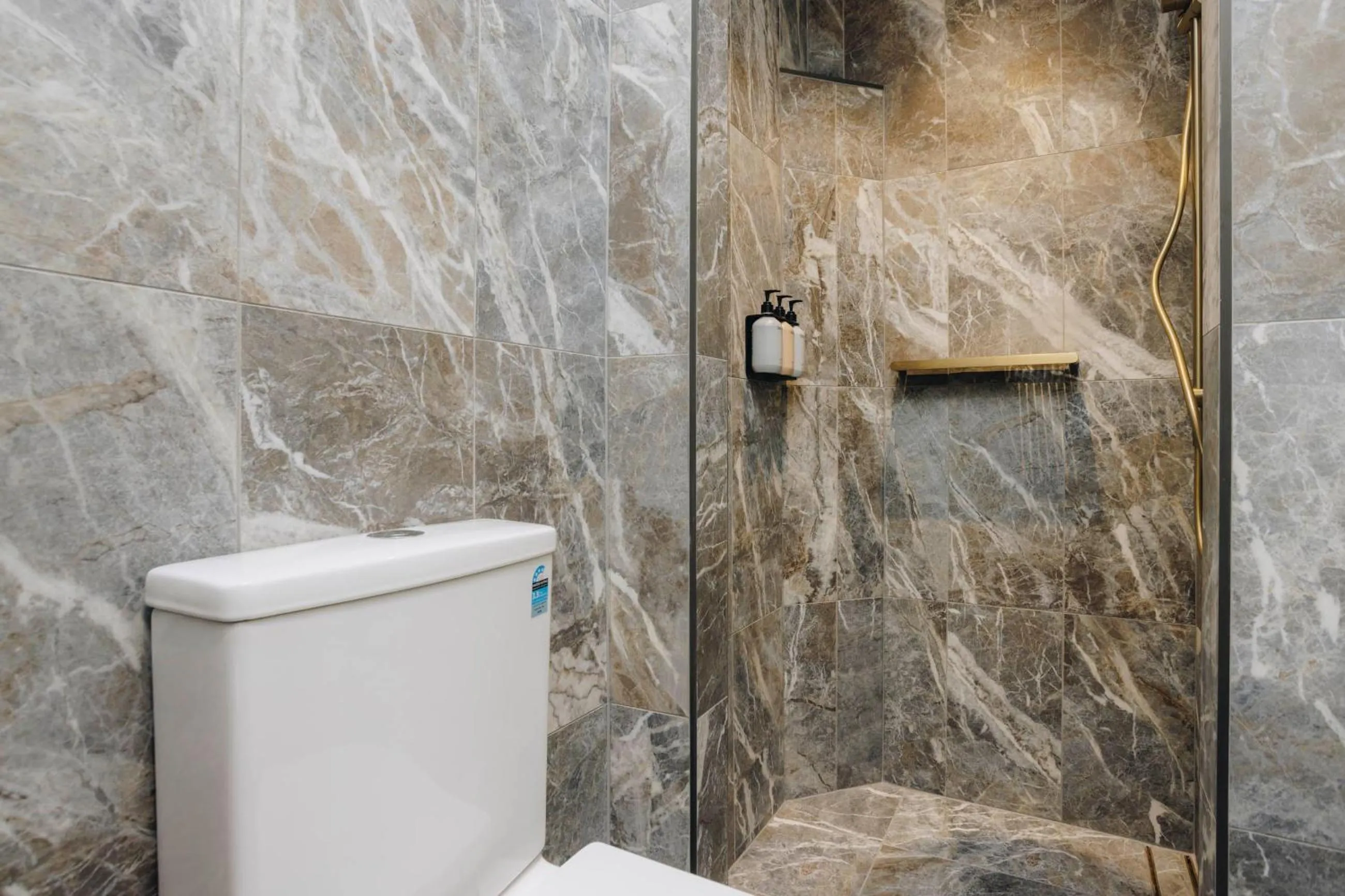 Shower in Hotel Gosford