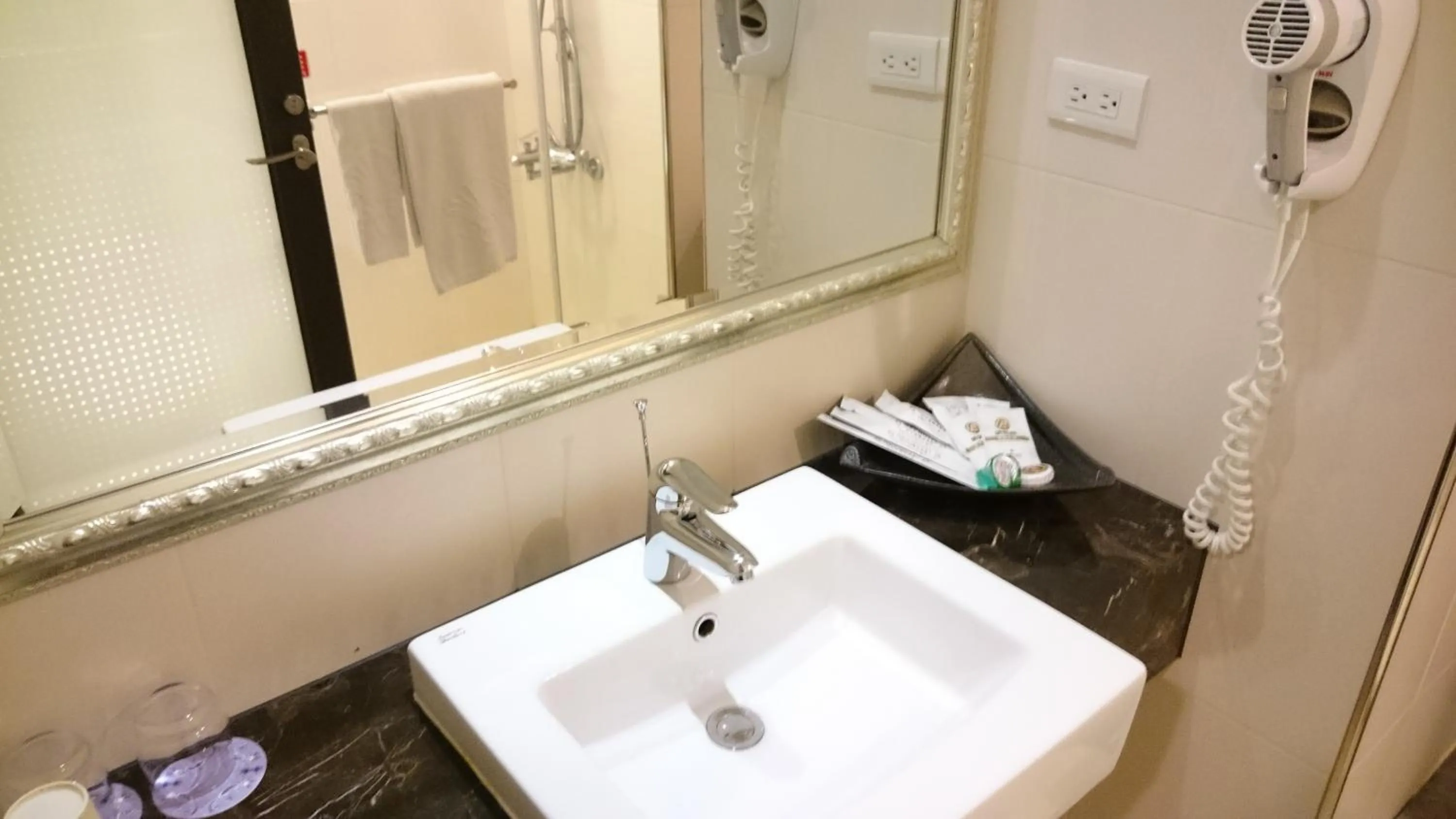 Bathroom in MRT Hotel