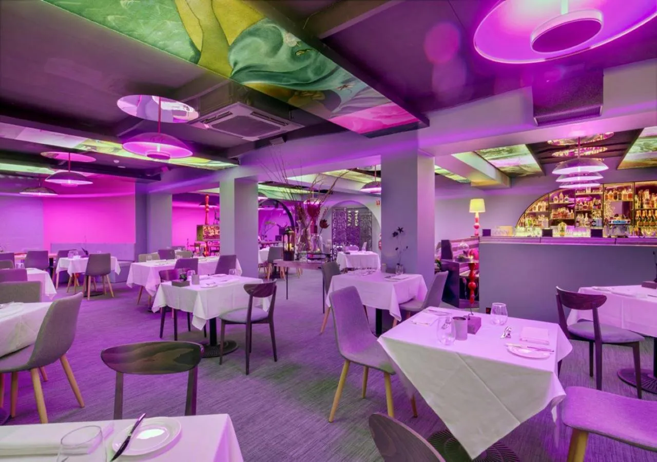 Restaurant/places to eat in The Metropolitan Spring Hill