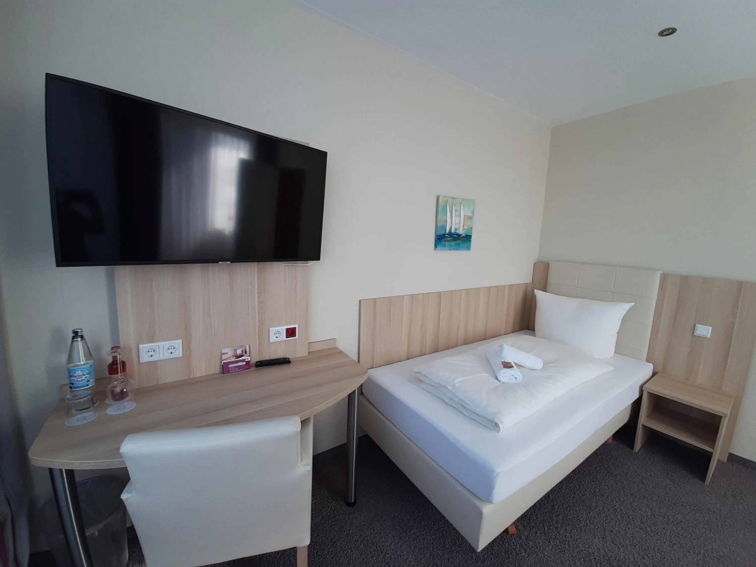 Photo of the whole room, Bed in Hotel Siebenschläfer am Wasserturm