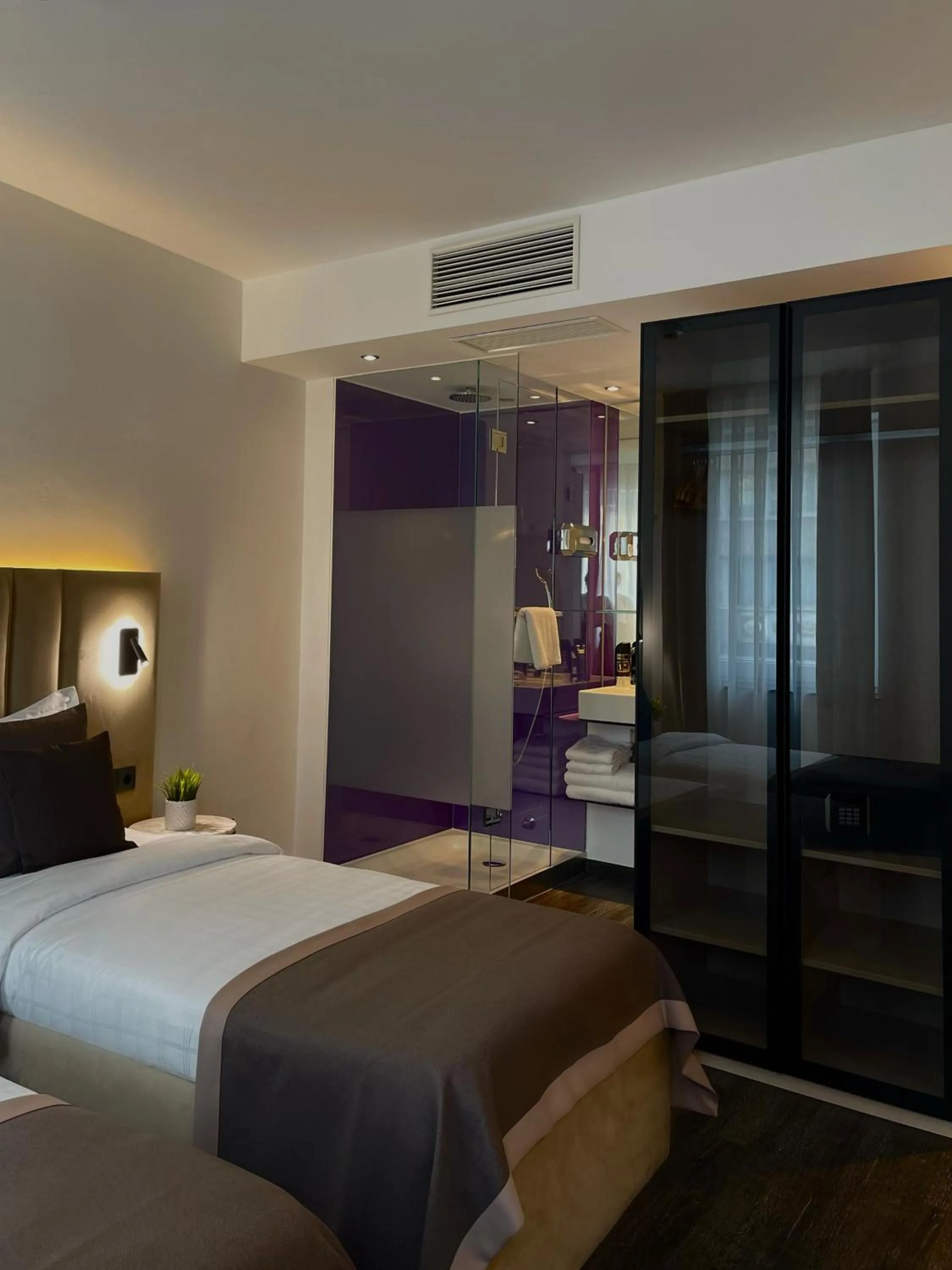 Photo of the whole room, Bed in Bayer's City Hotel