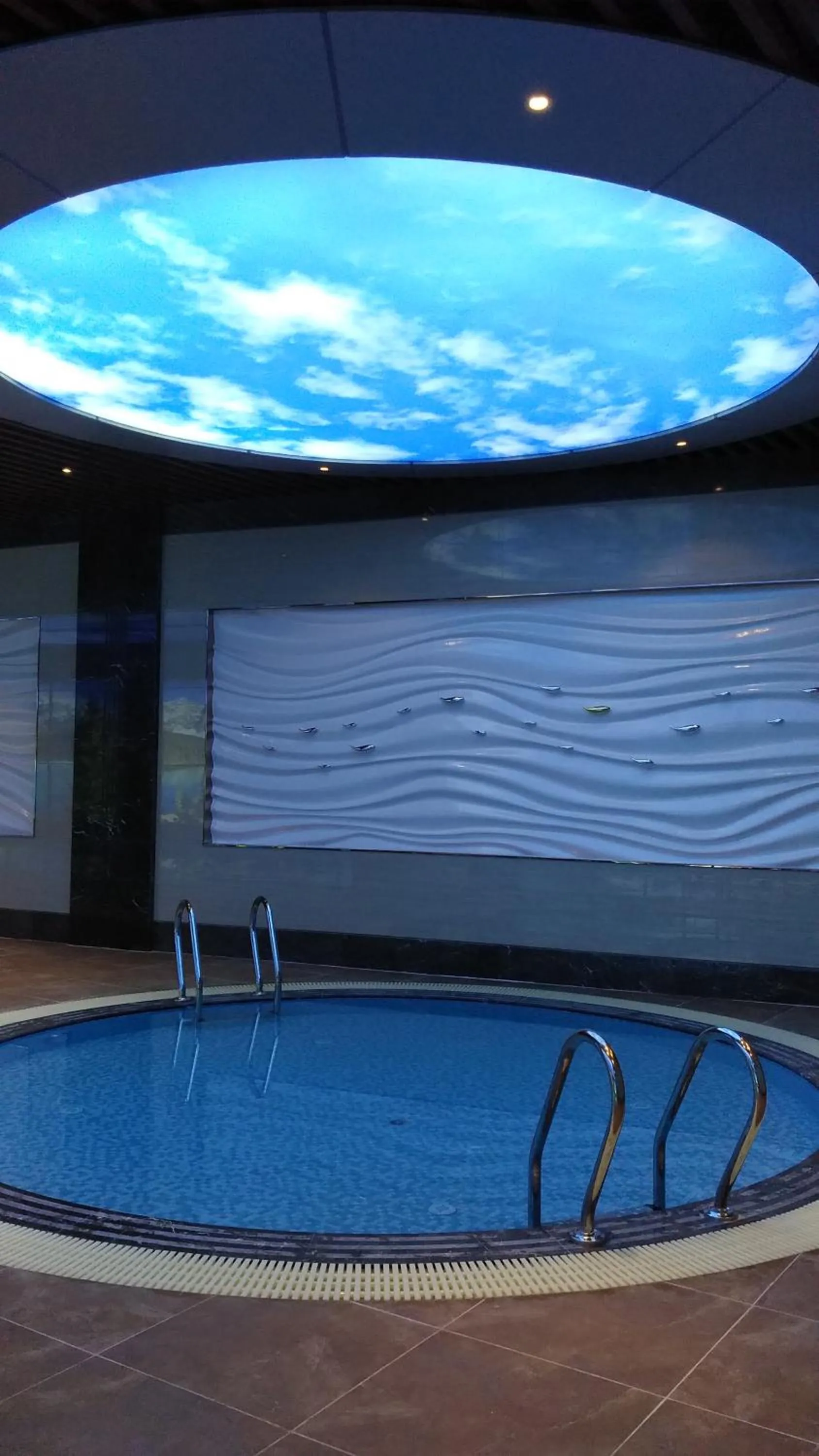 Swimming pool in Xi'an Lanxi International Hotel