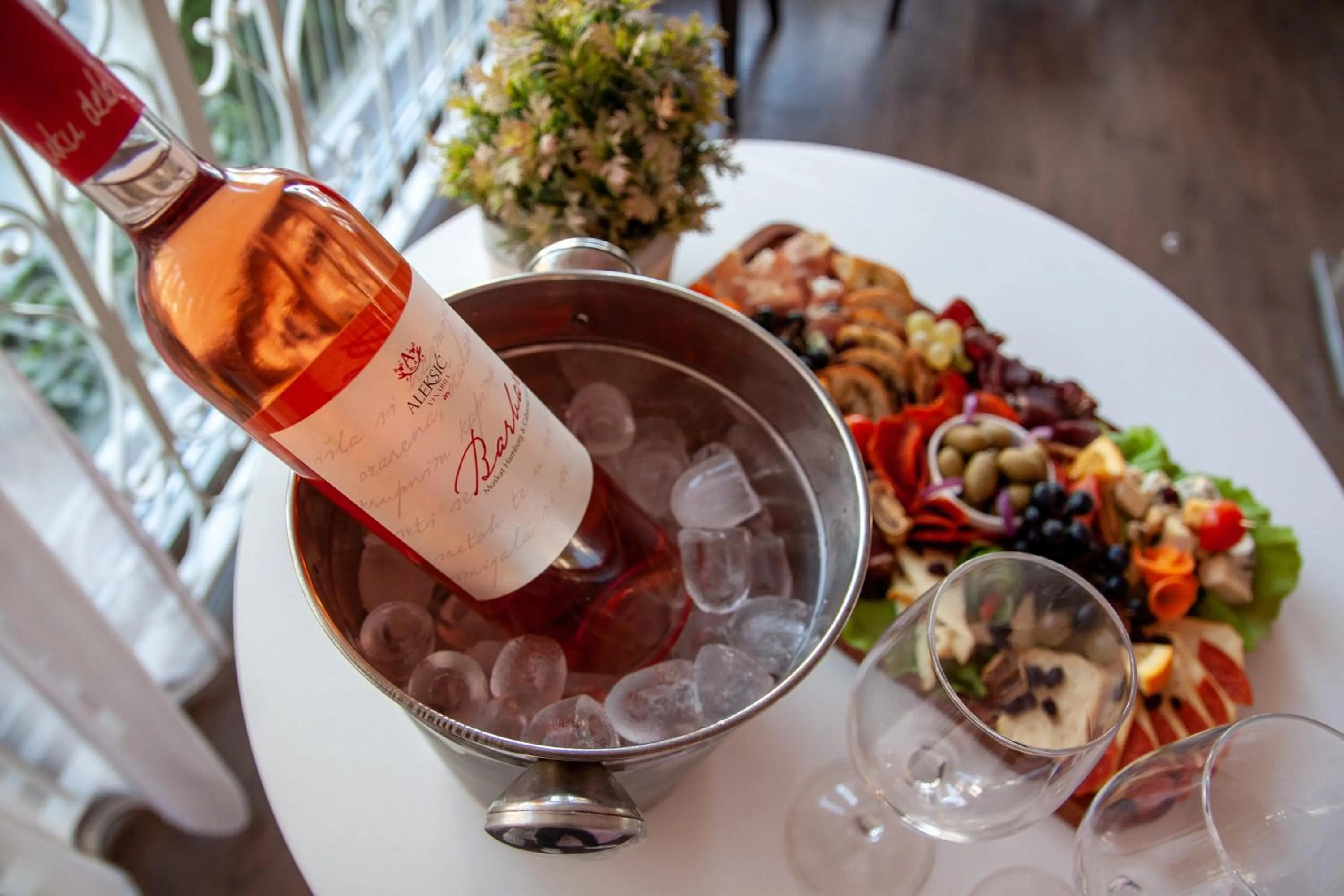 Food and drinks in Garni Hotel Lotos