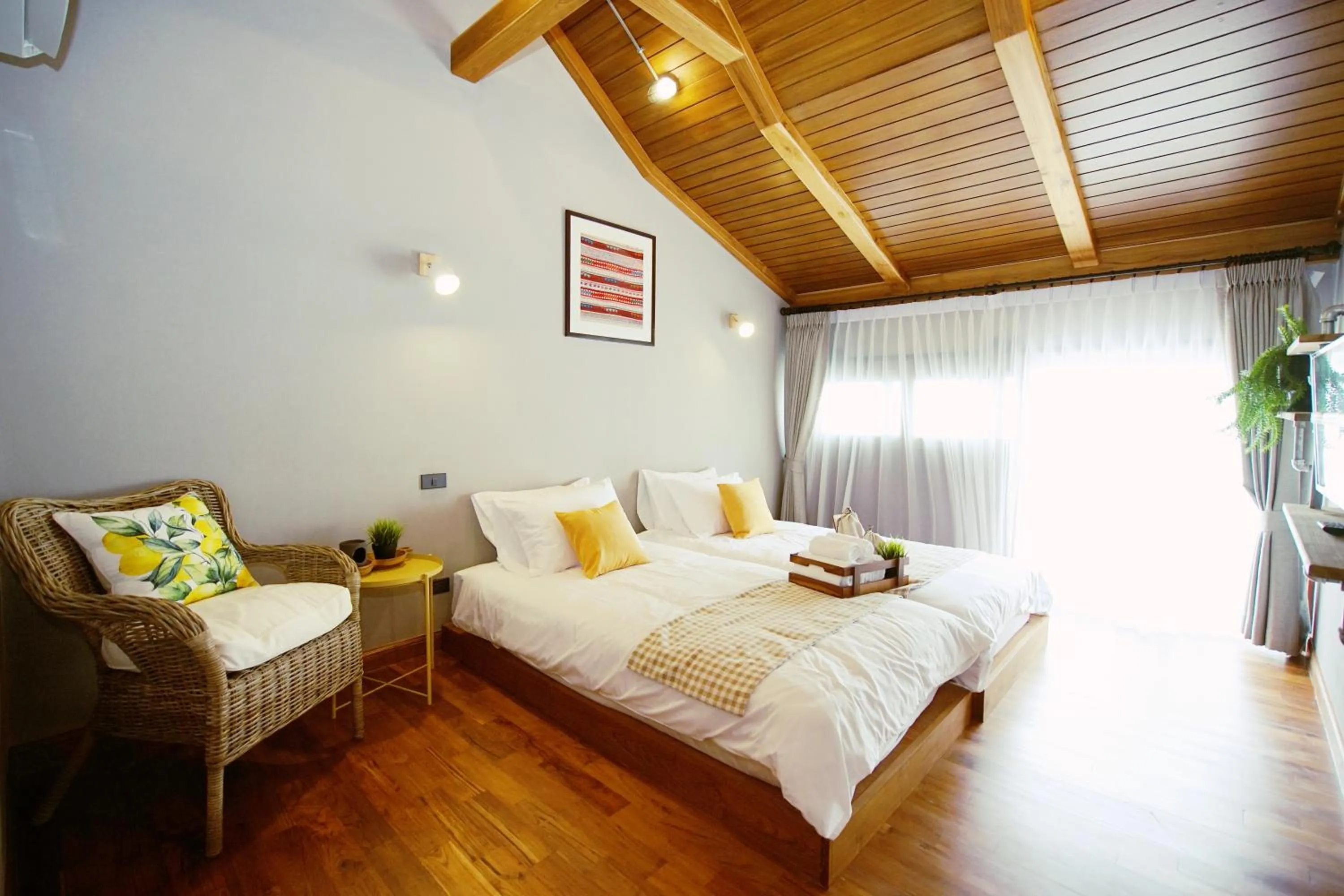 Photo of the whole room, Bed in Yellow Pillow village