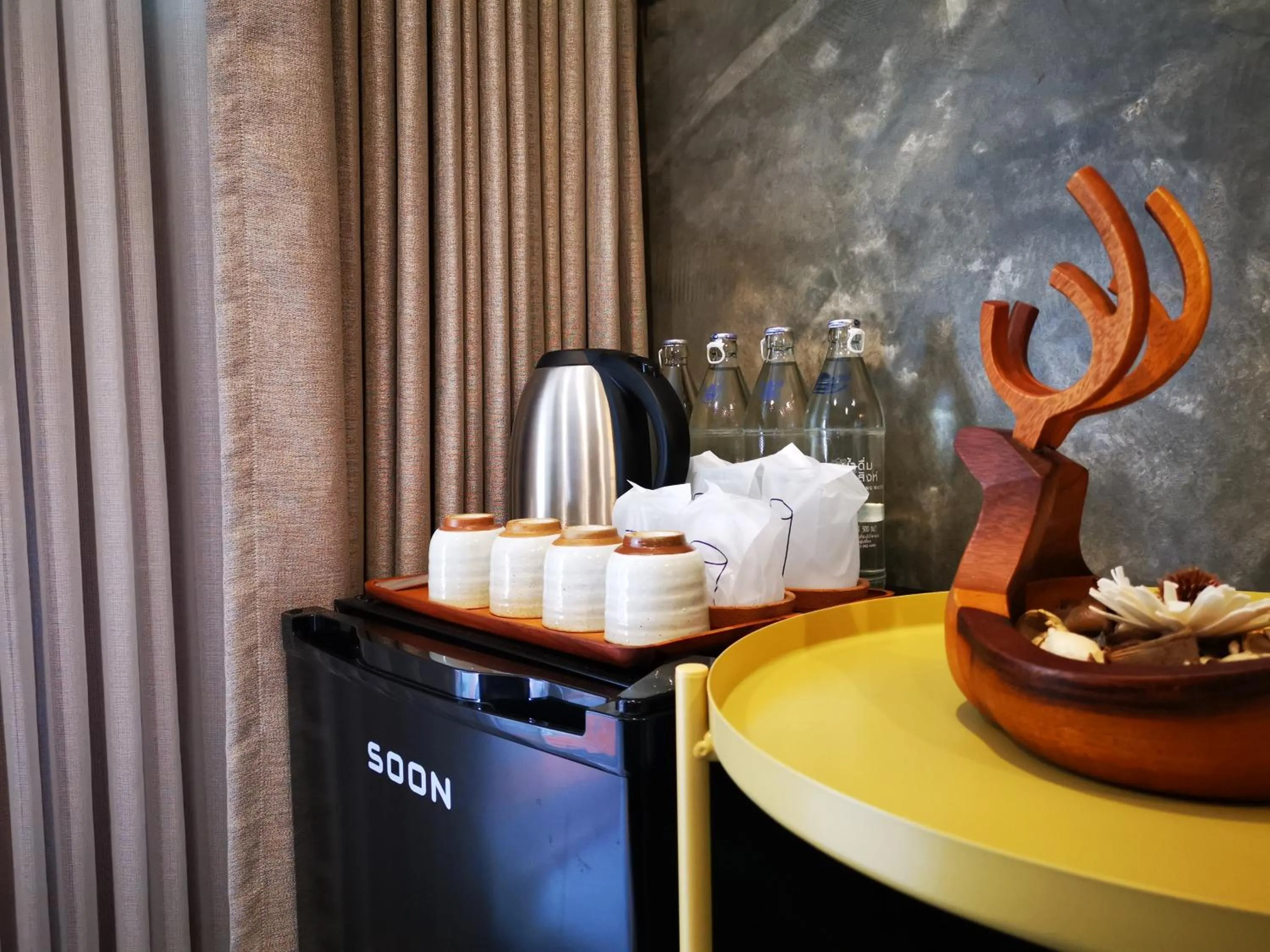 Coffee/tea facilities in Yellow Pillow village