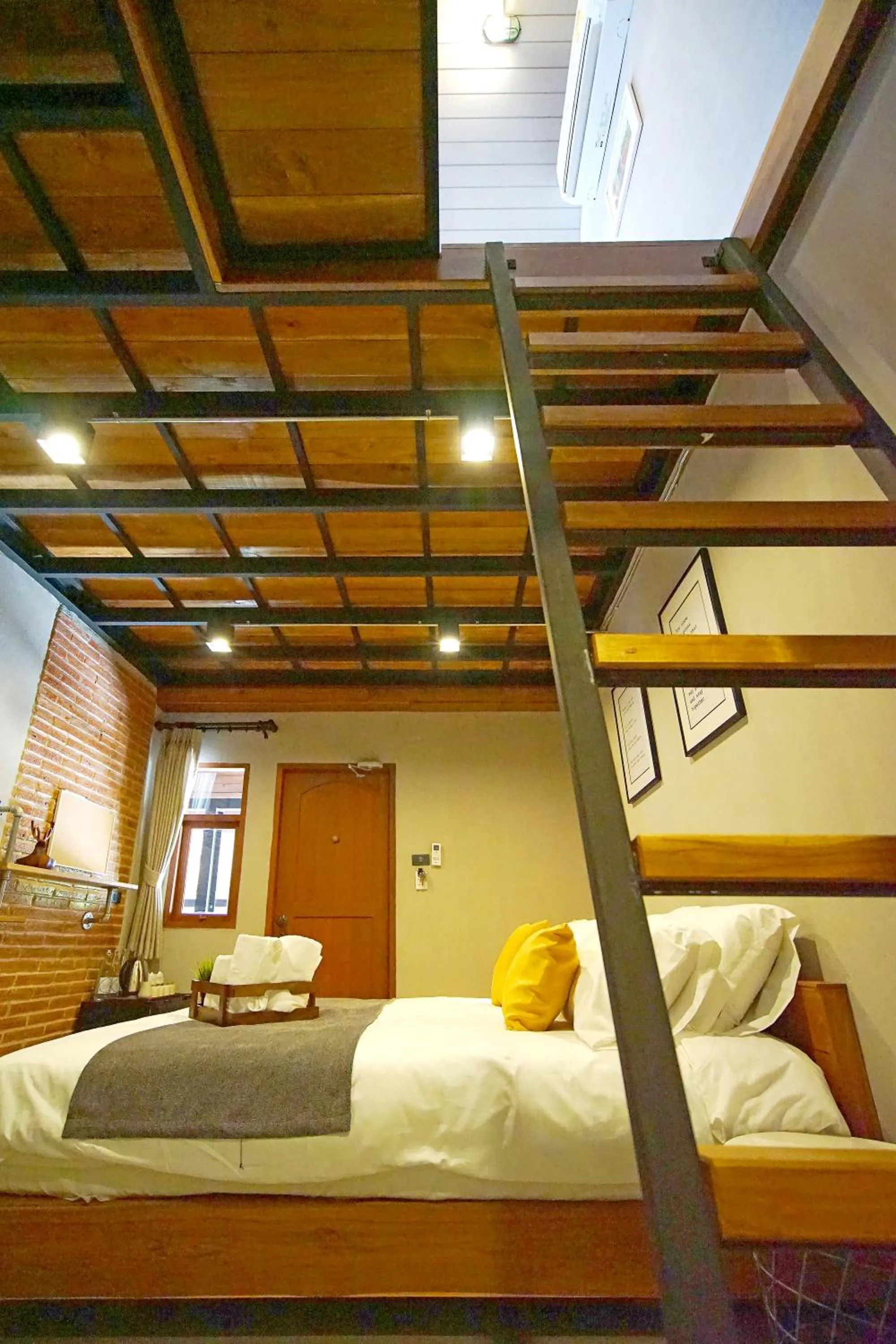 Photo of the whole room, Bed in Yellow Pillow village