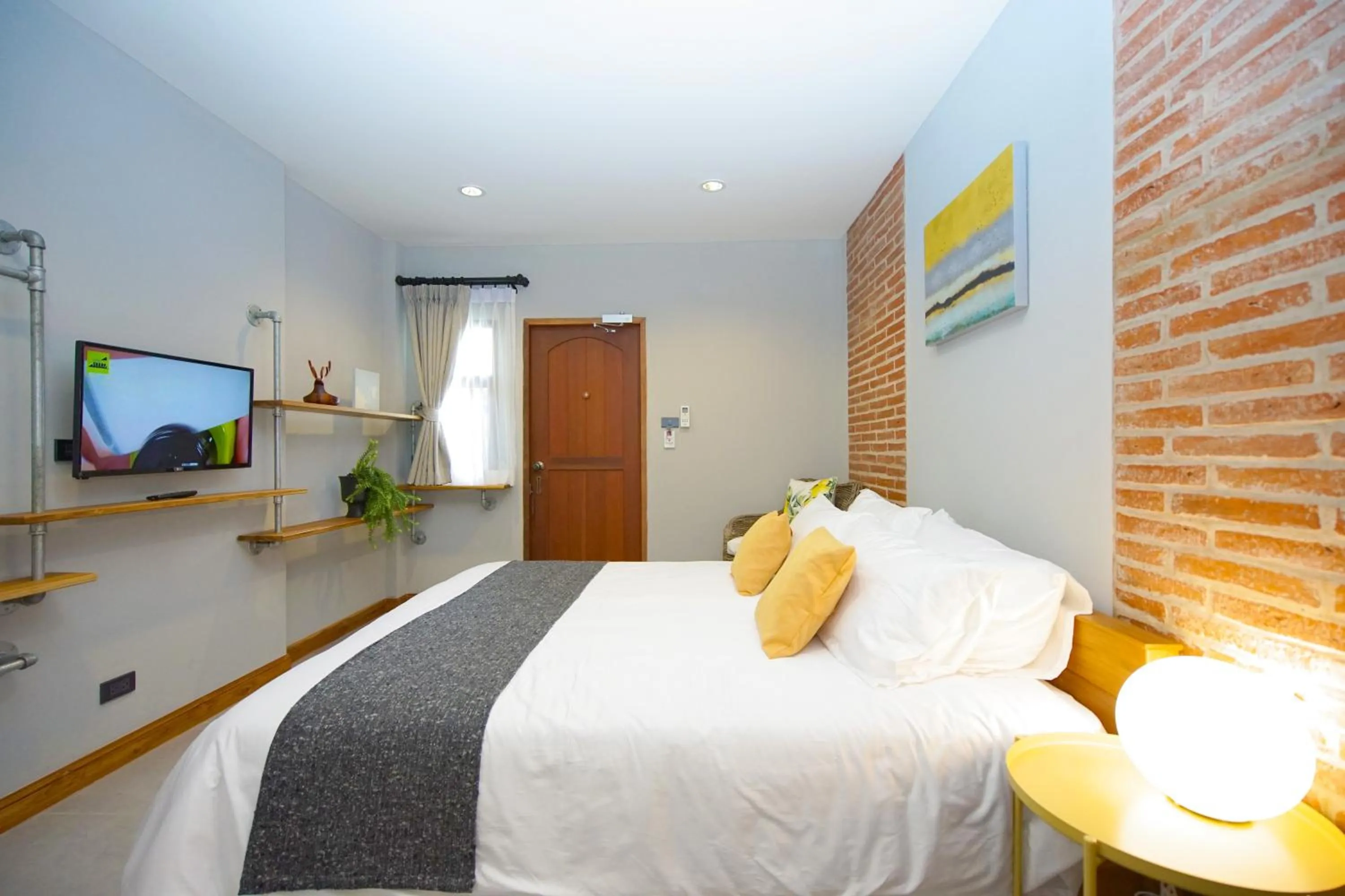 Photo of the whole room, Bed in Yellow Pillow village