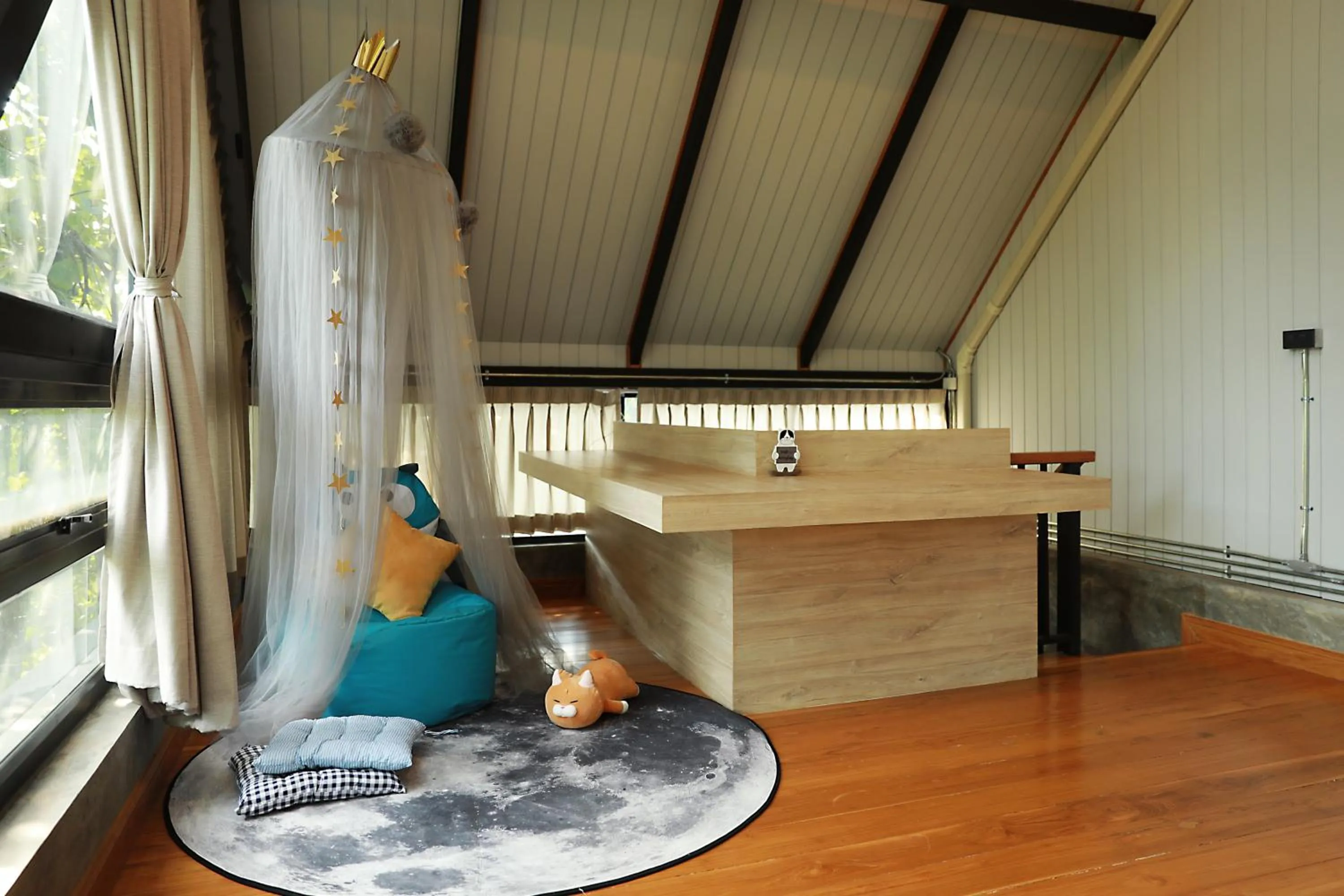 Living room, Bed in Yellow Pillow village