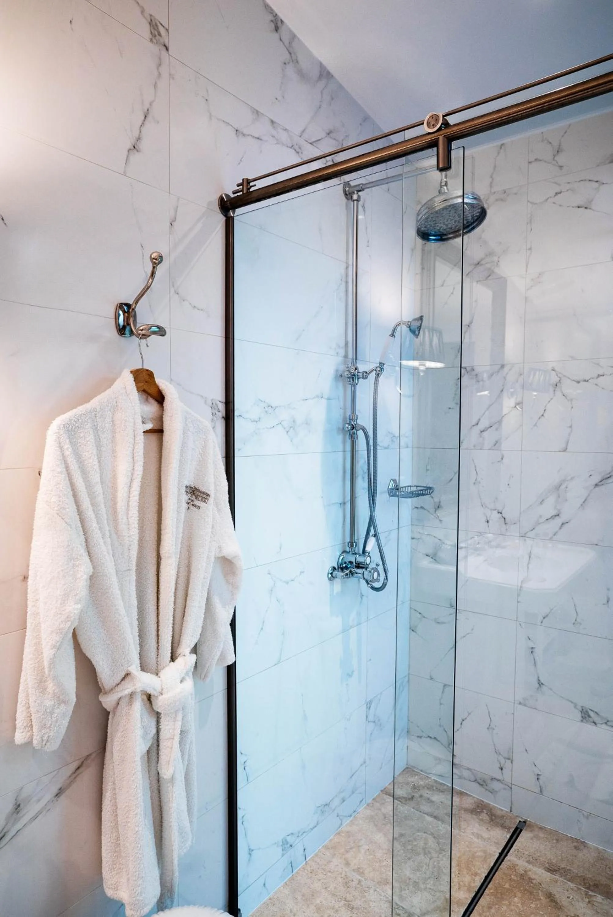 Shower in Chateau Pont Saint-Martin