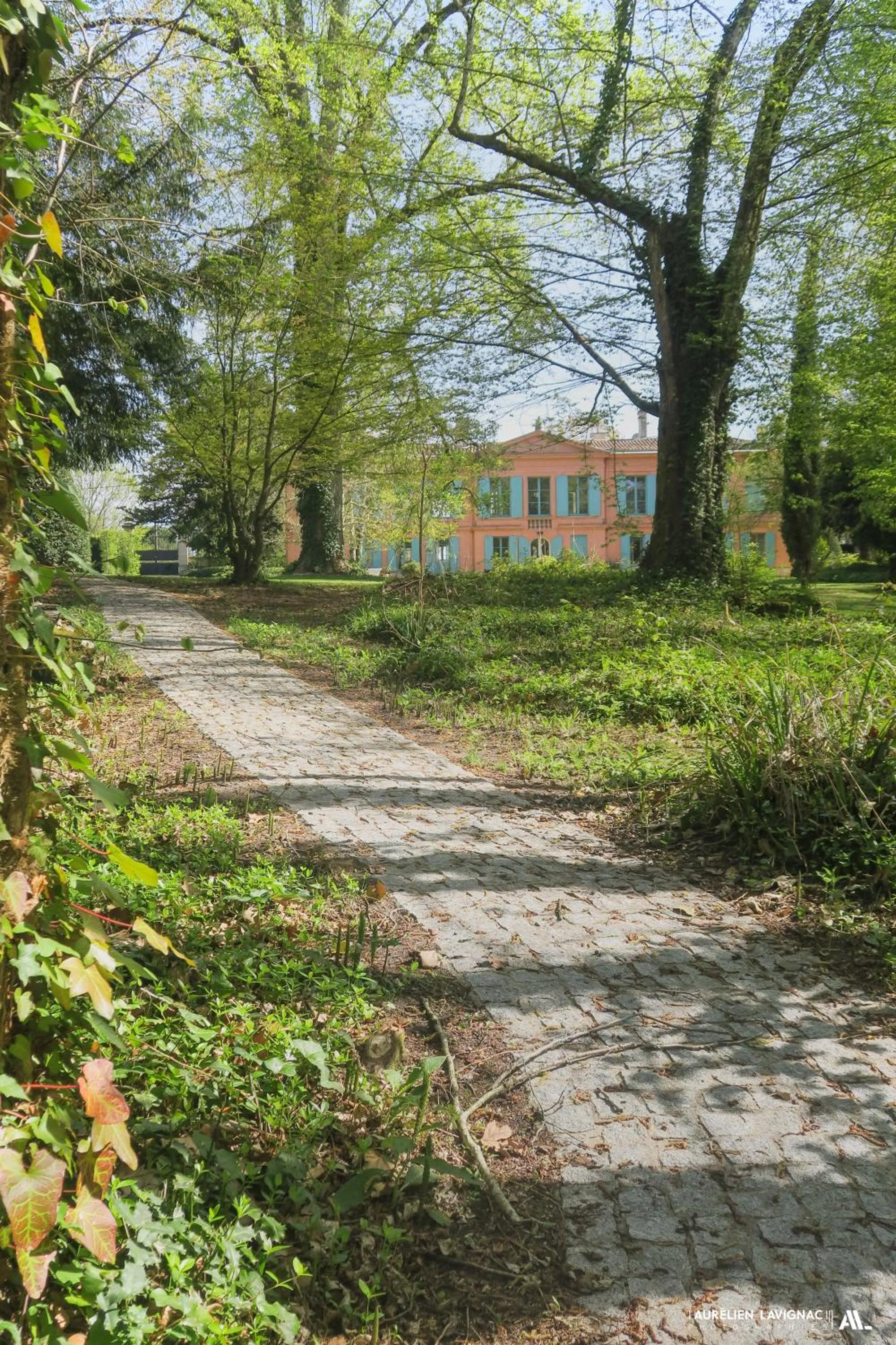 Property building in Chateau Pont Saint-Martin