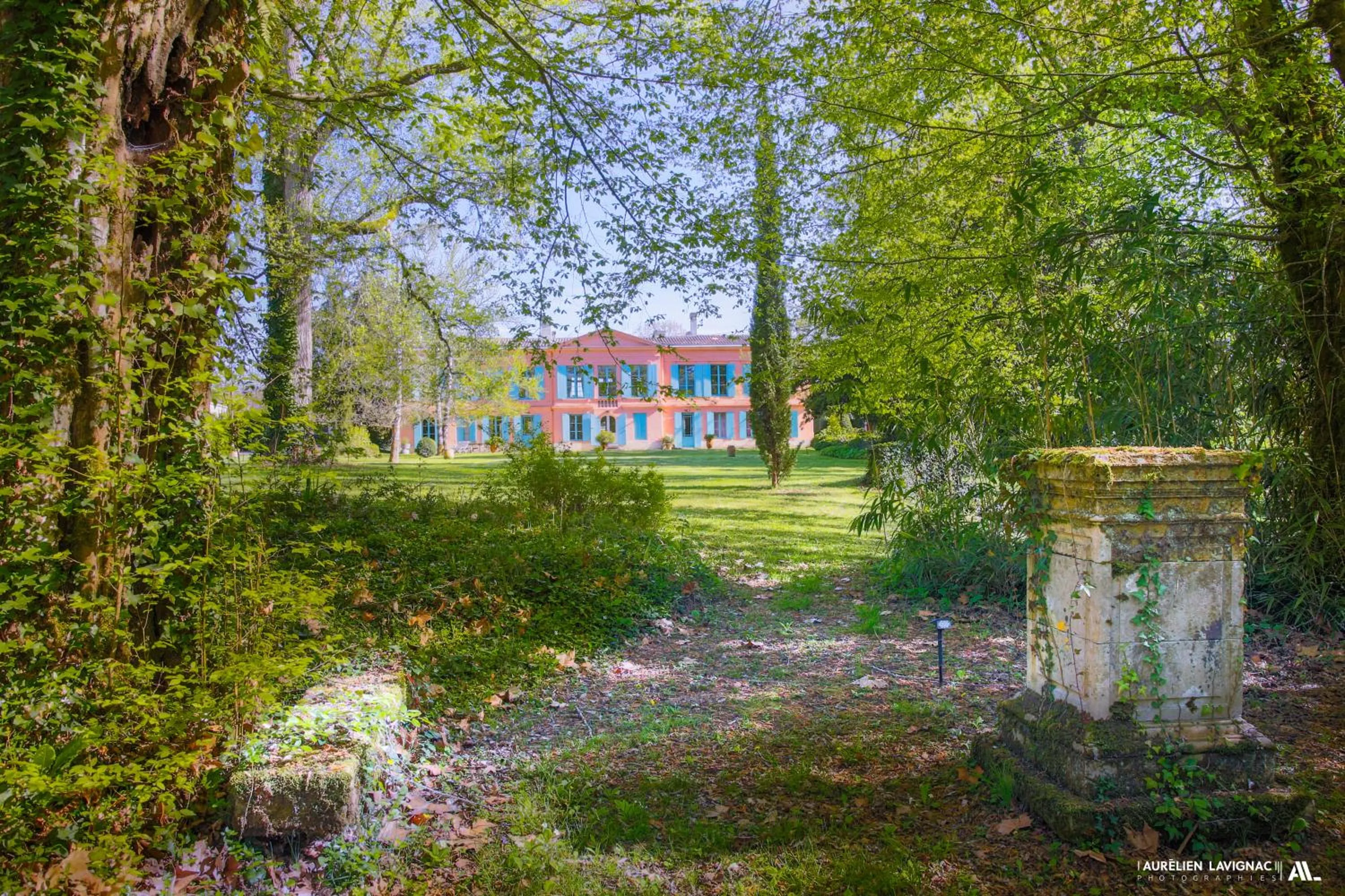 Property building in Chateau Pont Saint-Martin