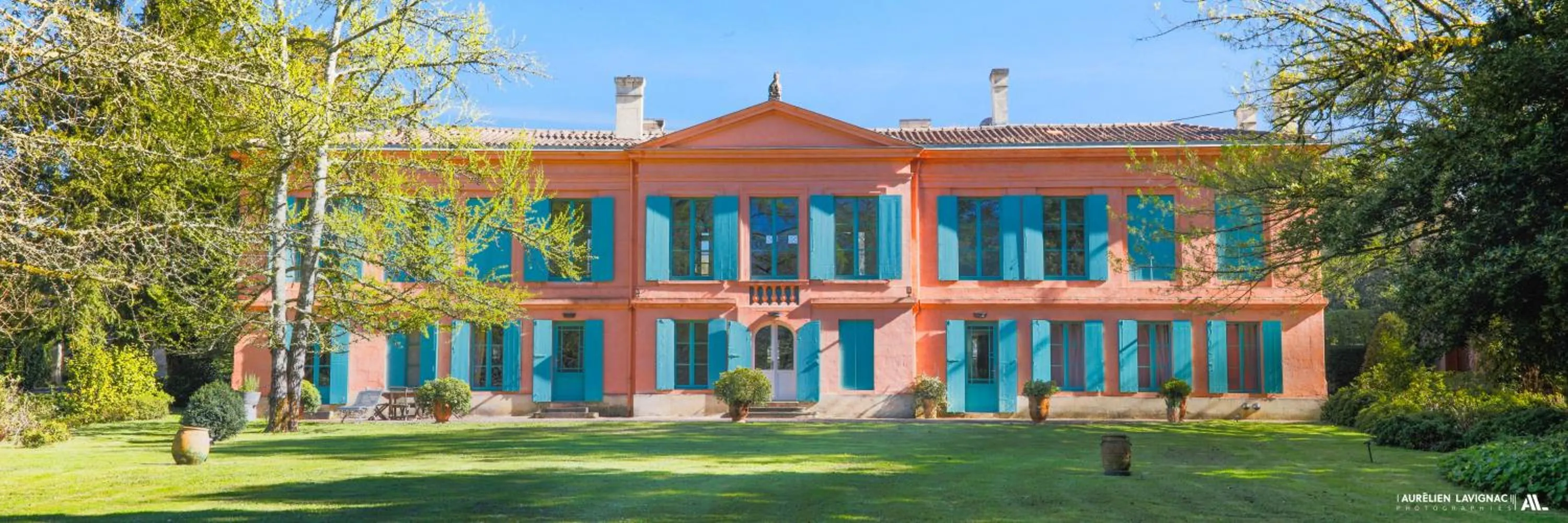 Property building in Chateau Pont Saint-Martin