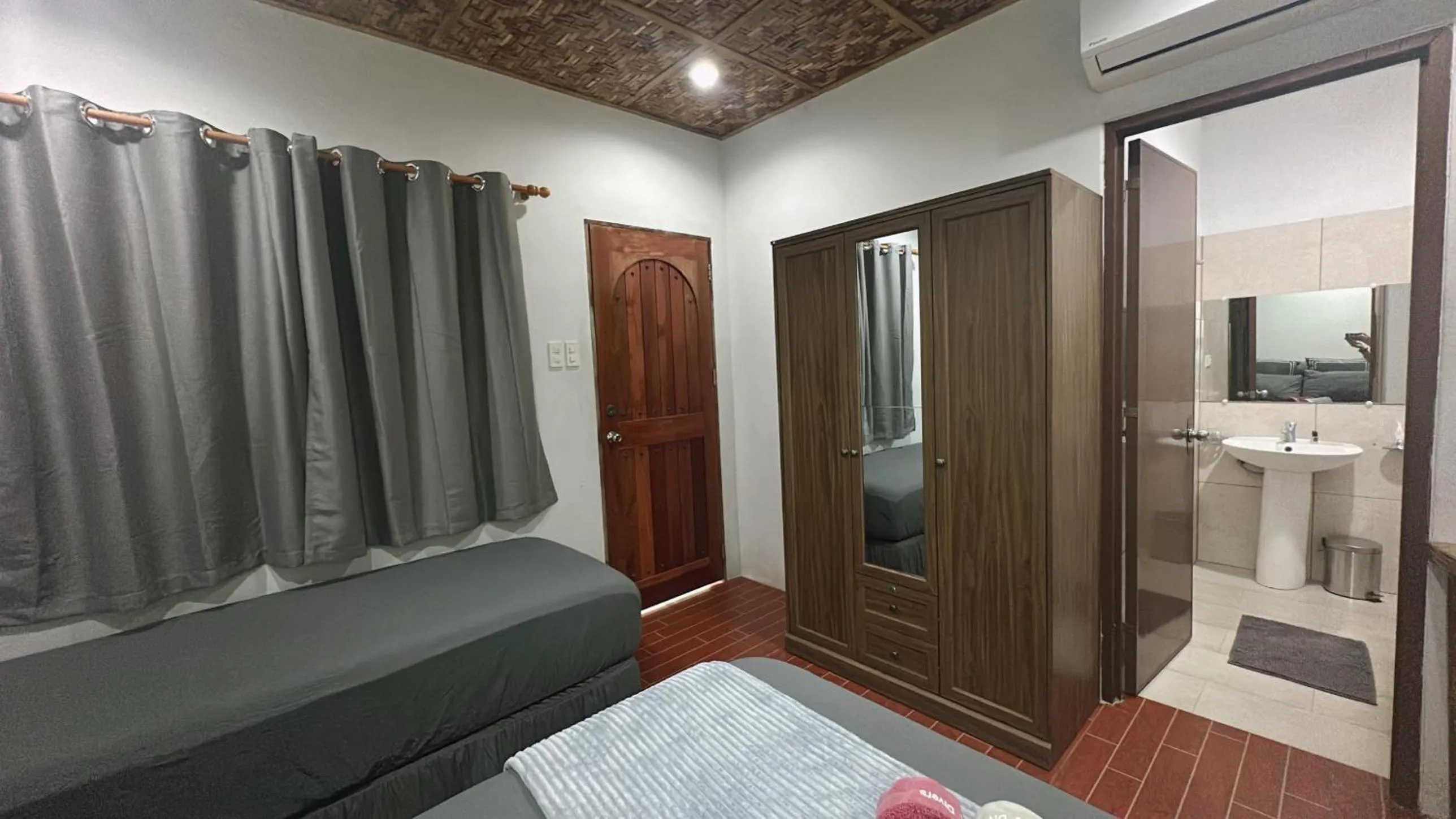 Bed in AivyMaes Divers Resort