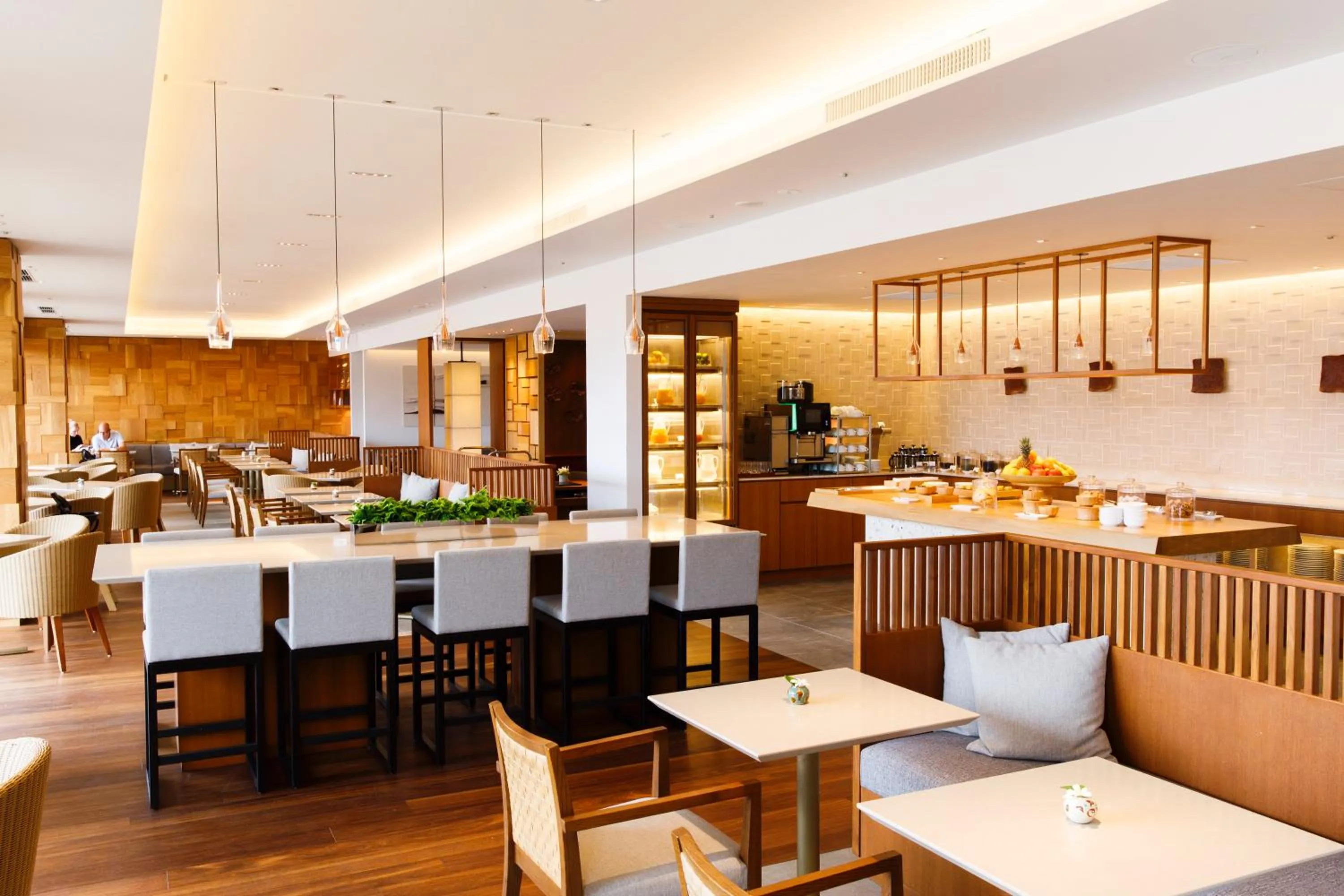 Lounge or bar in Hyatt Regency Seragaki Island Okinawa